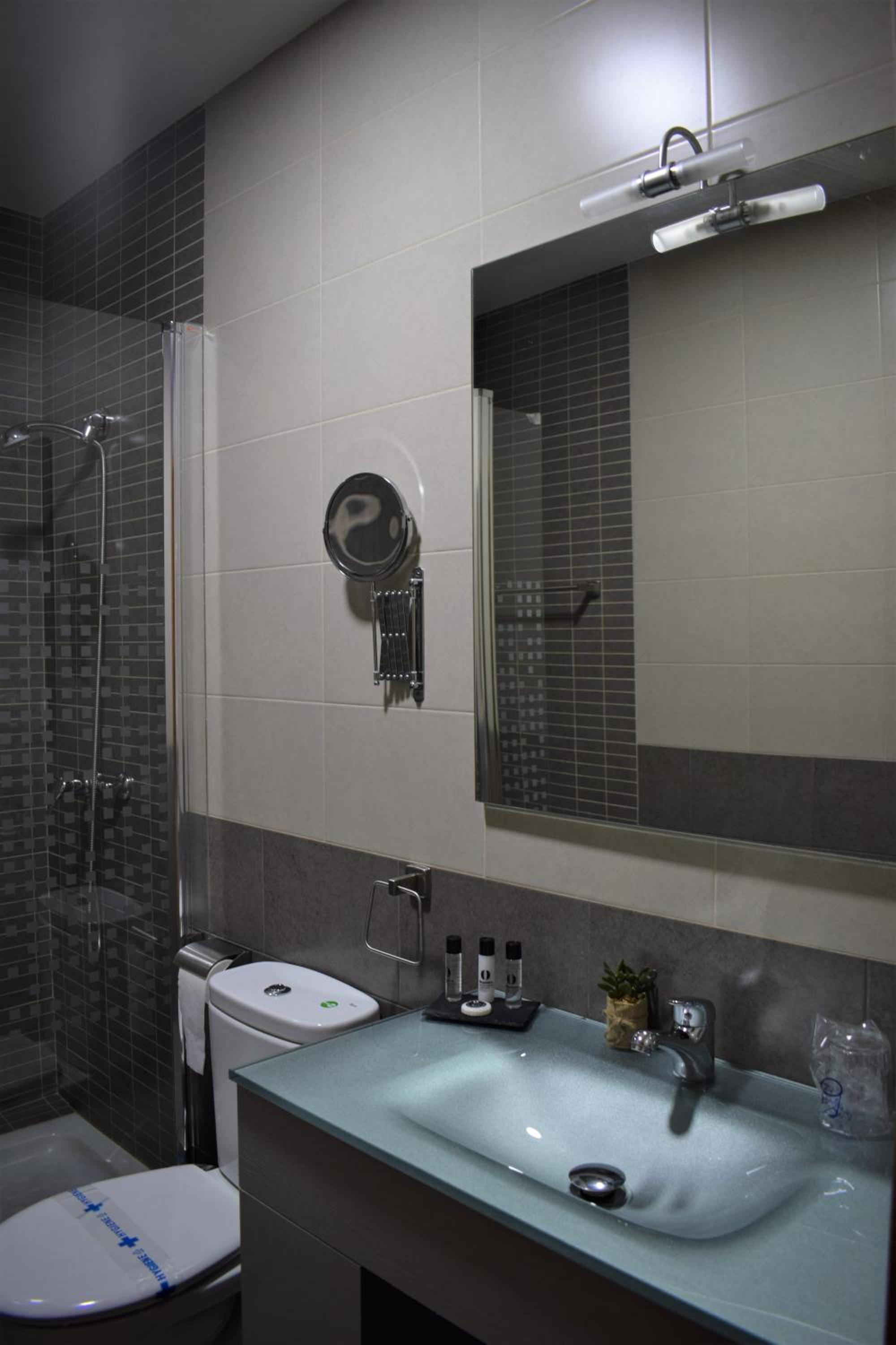 Deluxe Double Room with Shower photo 3