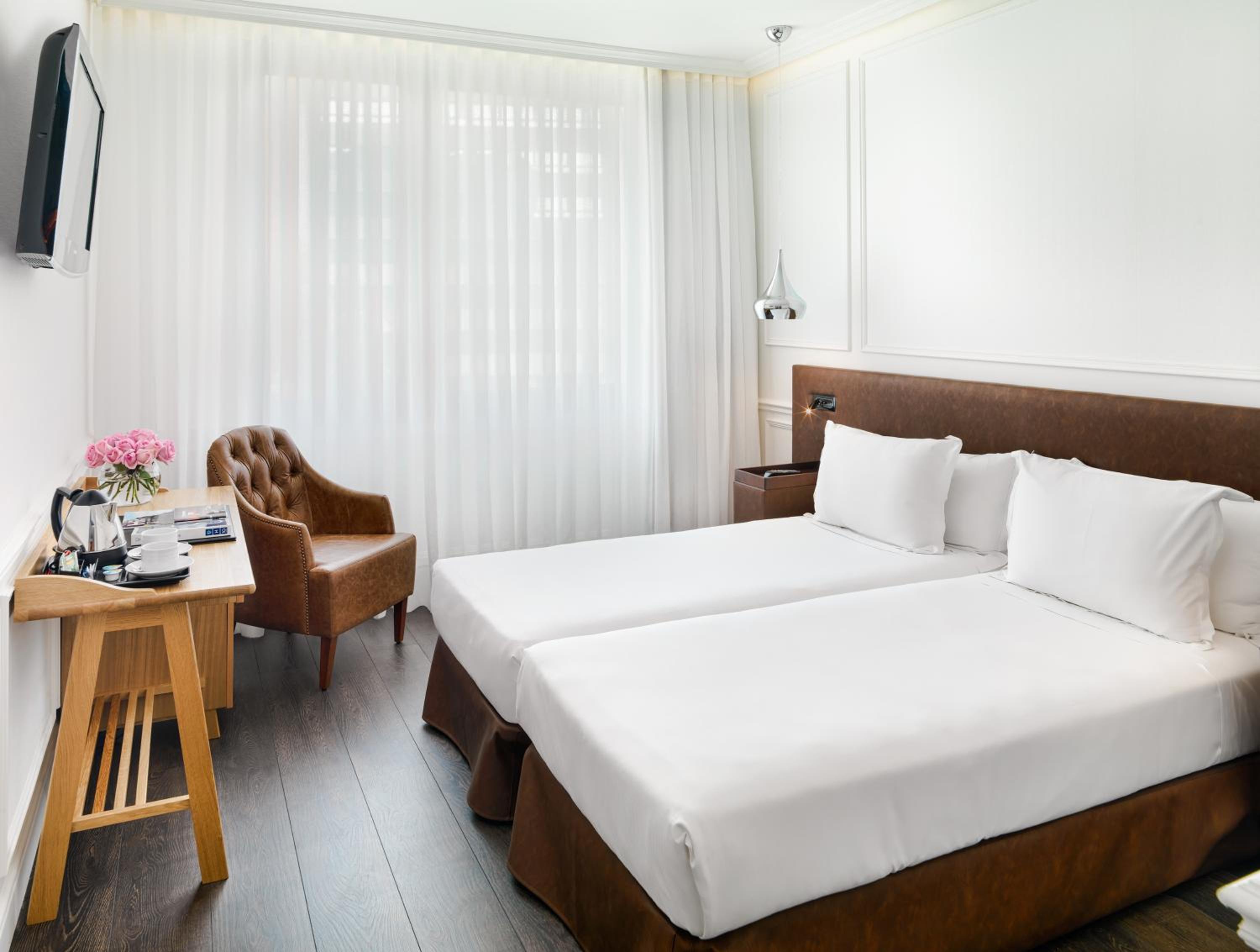 Deluxe Double or Twin Room thumbnail 6