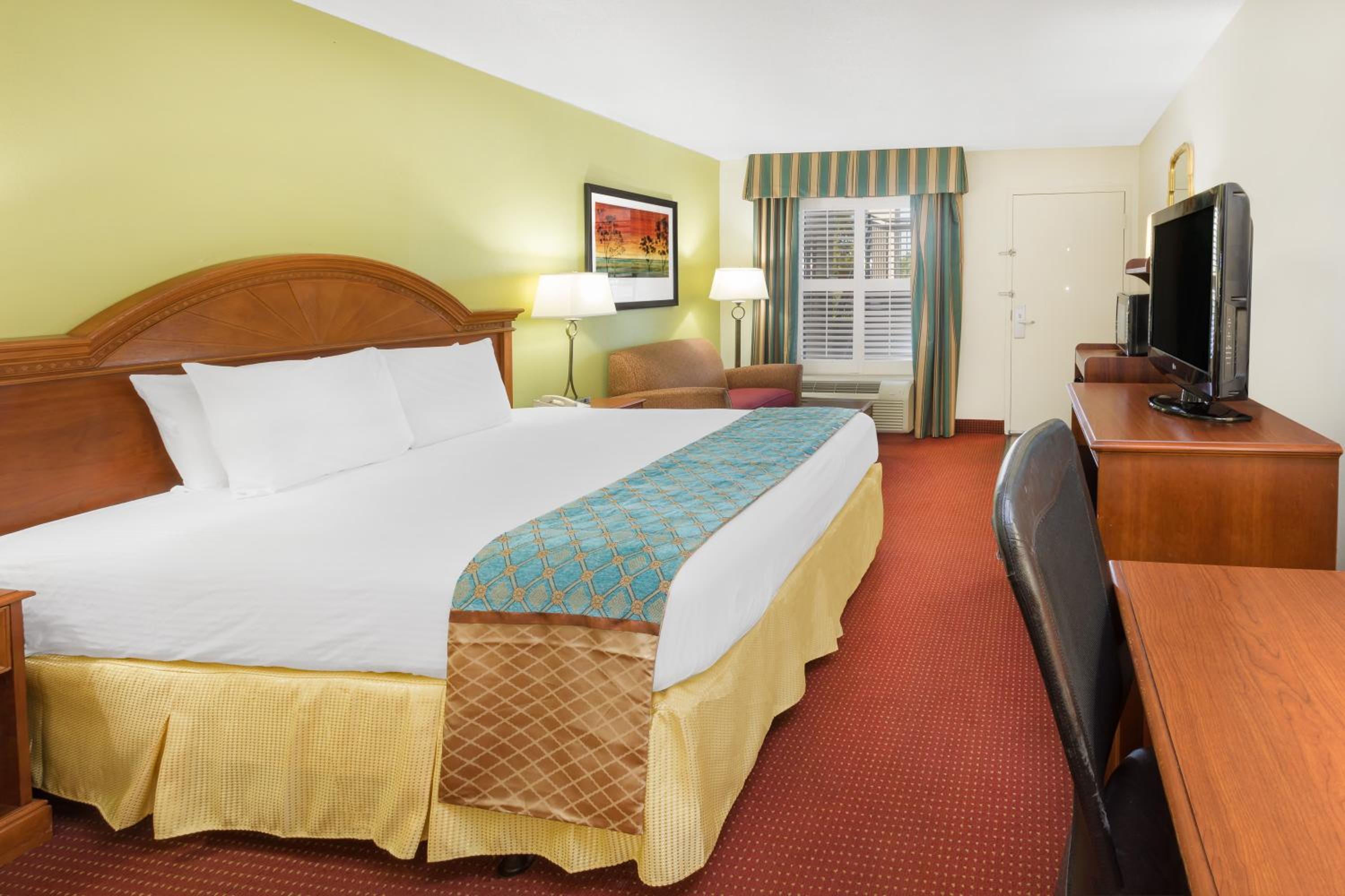 Deluxe King Room - Non-Smoking - Photo 2
