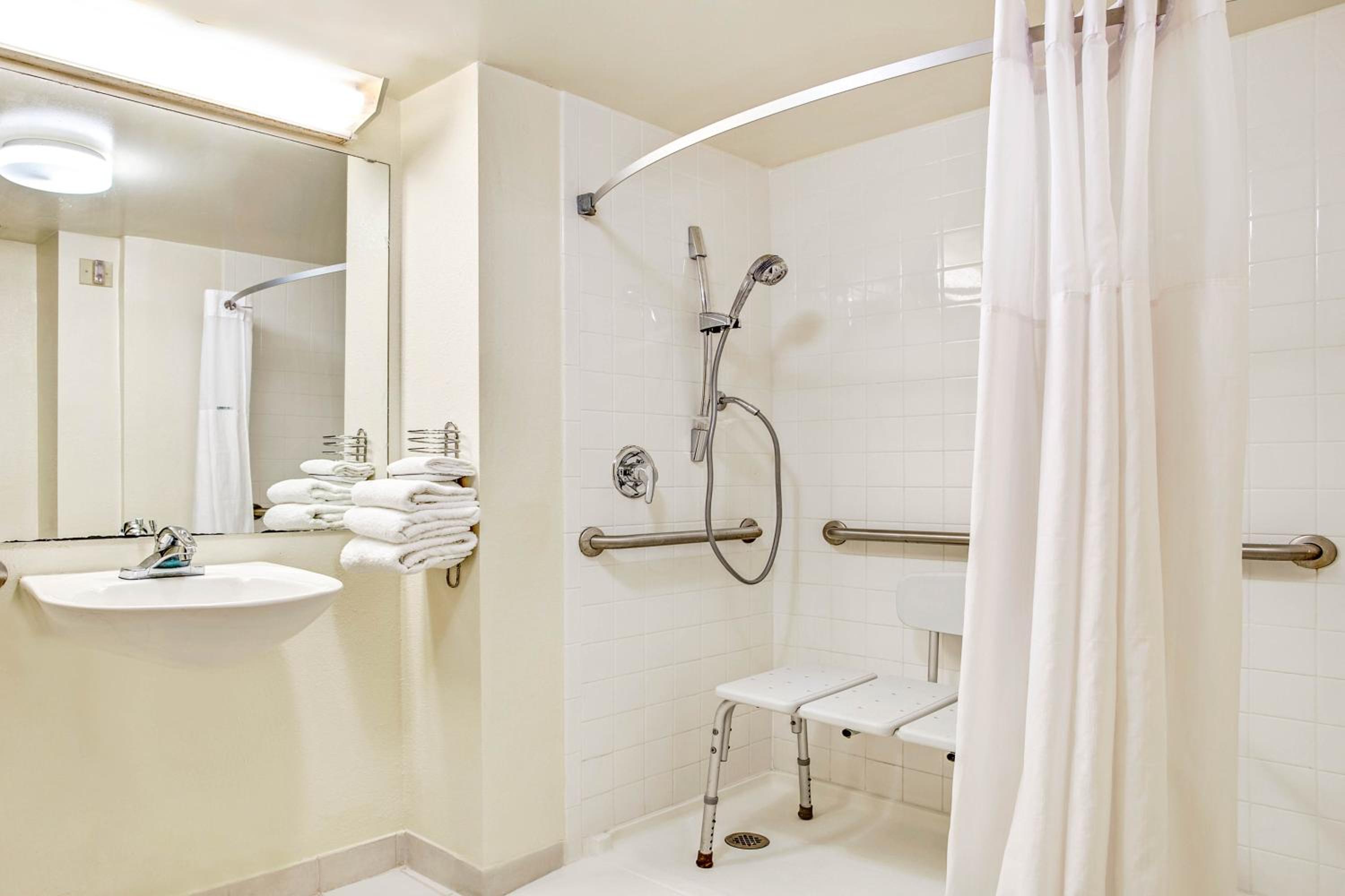 King Room - Mobility Access/Non-Smoking photo 3