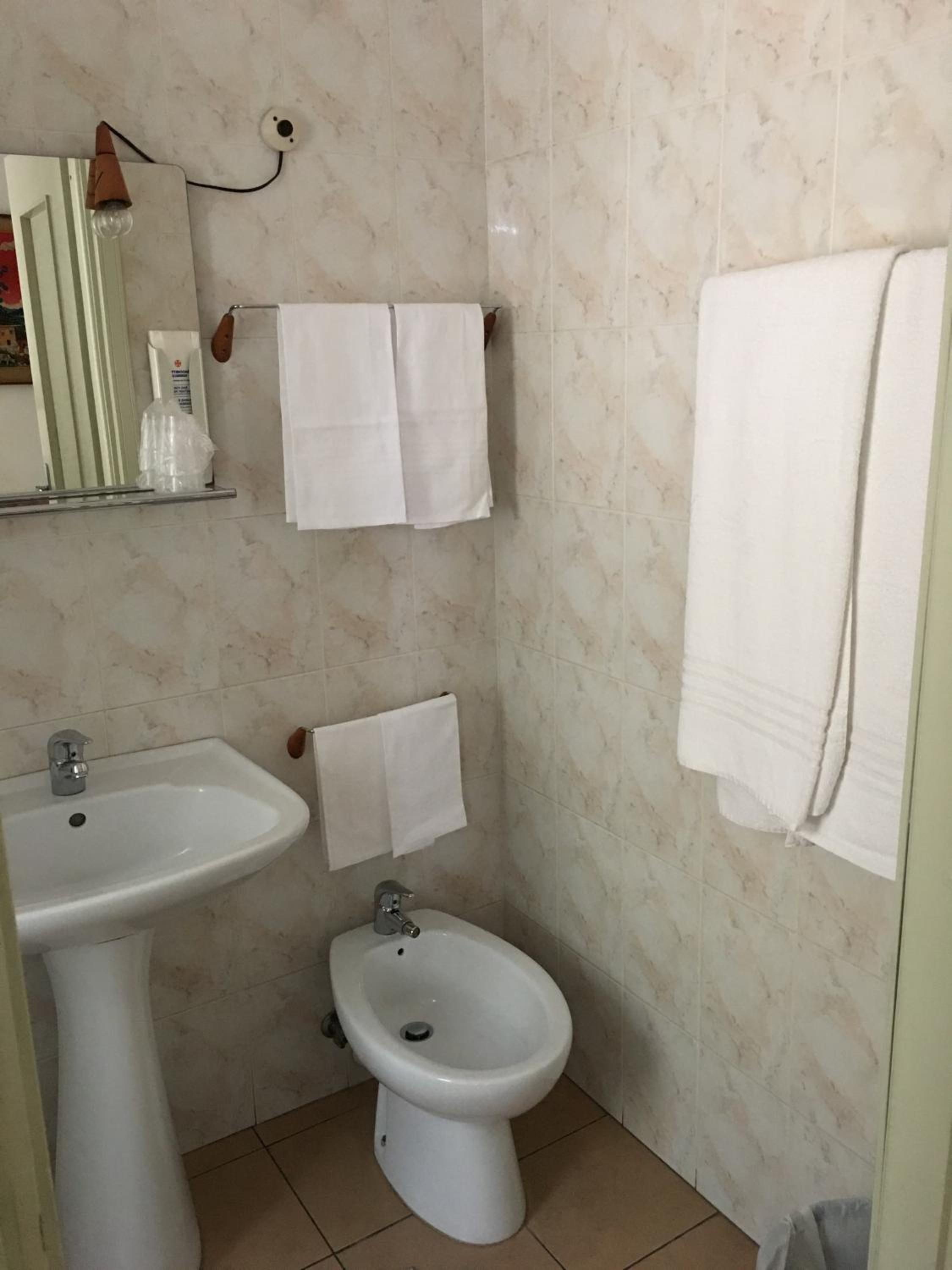 Triple Room - Photo 9