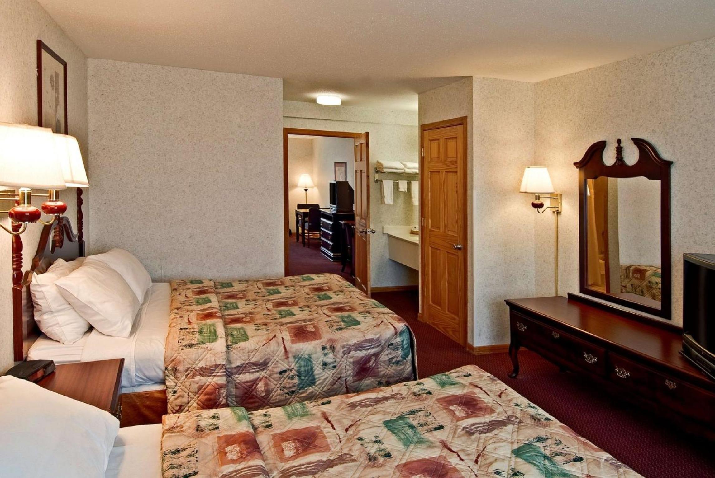 Queen Room with Two Queen Beds - Non-Smoking - Photo 3