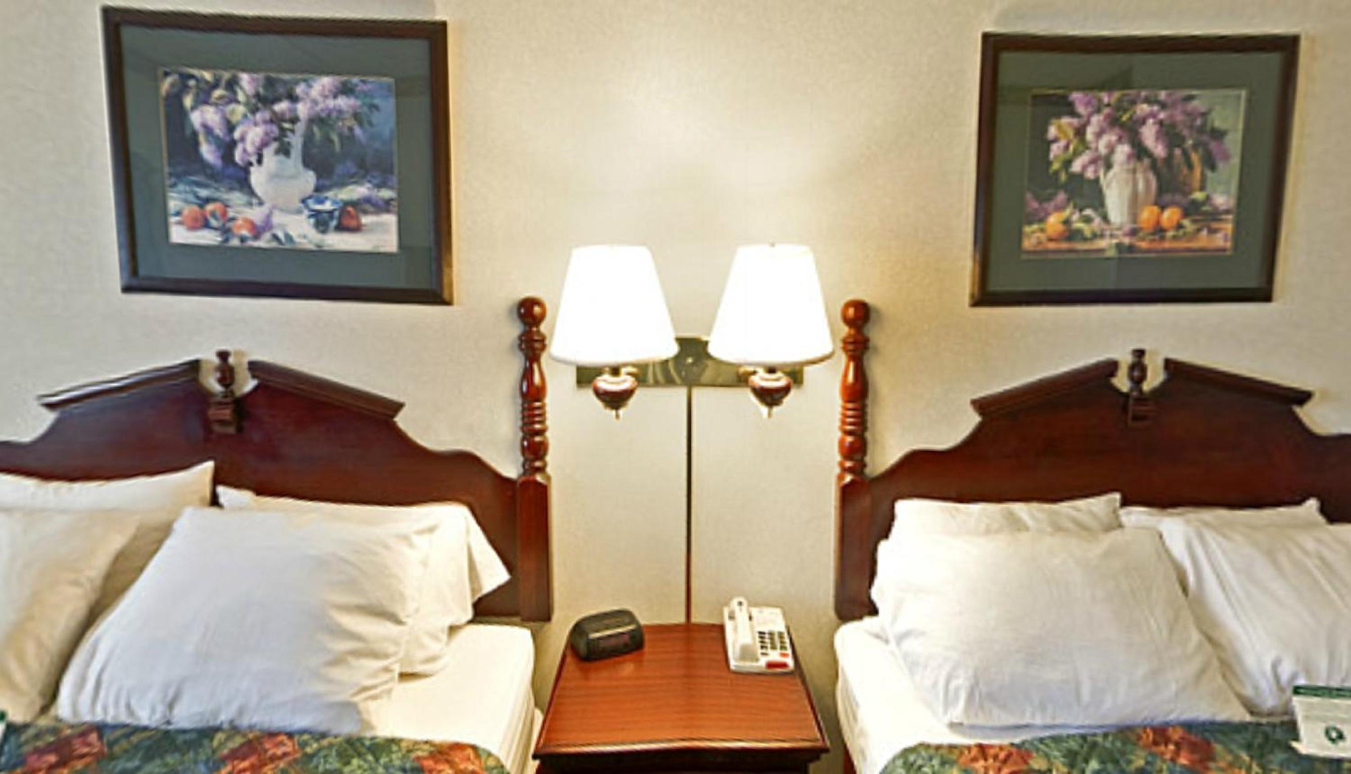 Queen Room with Two Queen Beds - Non-Smoking - Photo 1