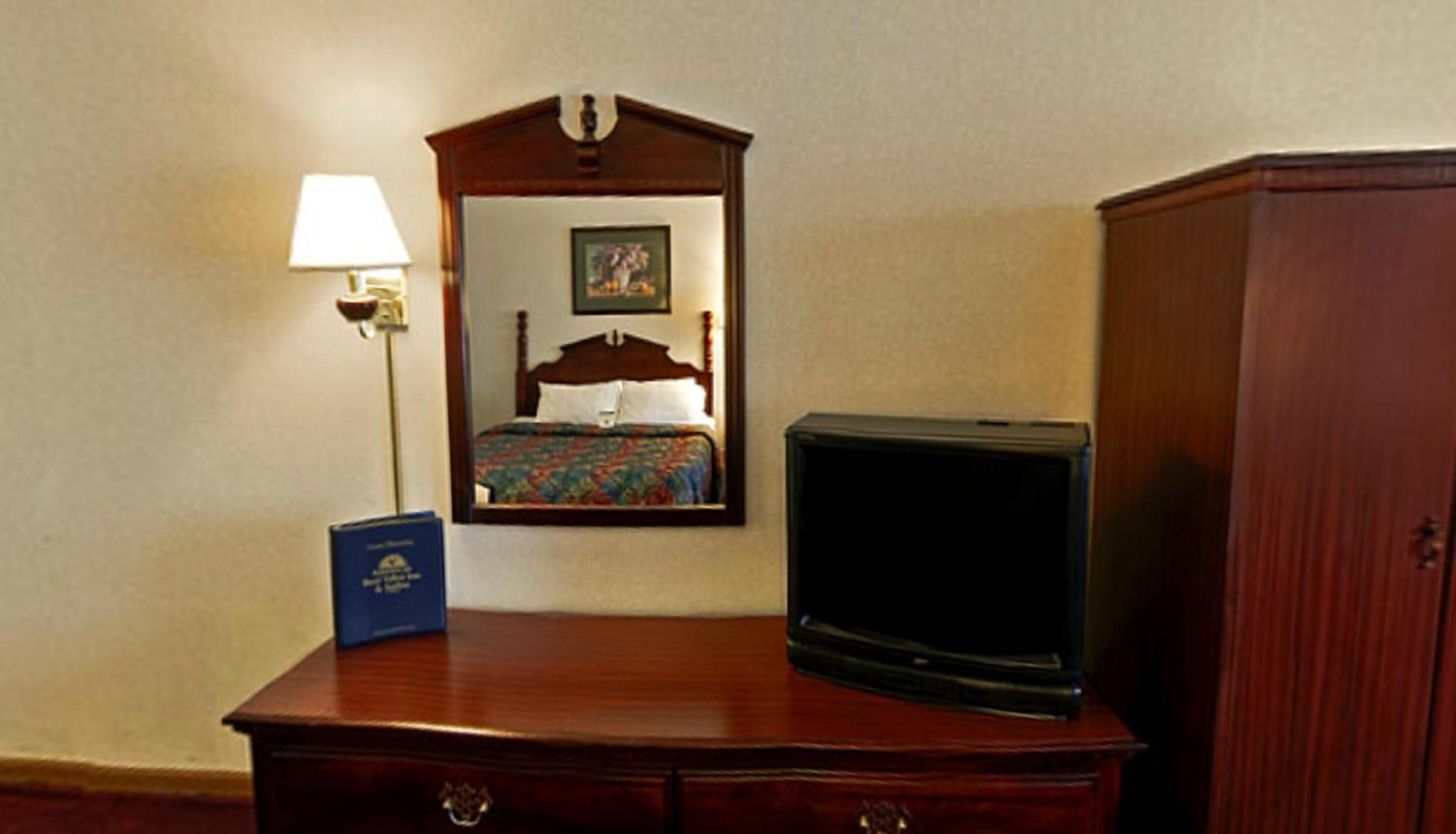 Queen Room with Two Queen Beds - Non-Smoking - Photo 2