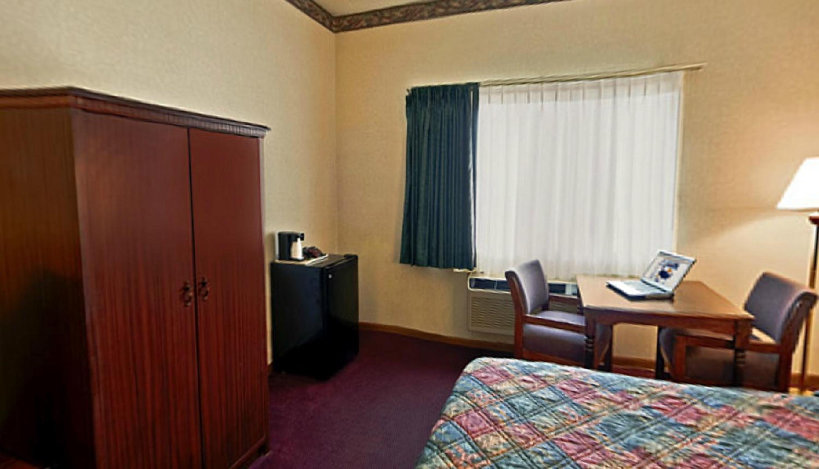 Queen Room with Two Queen Beds - Non-Smoking - Photo 5