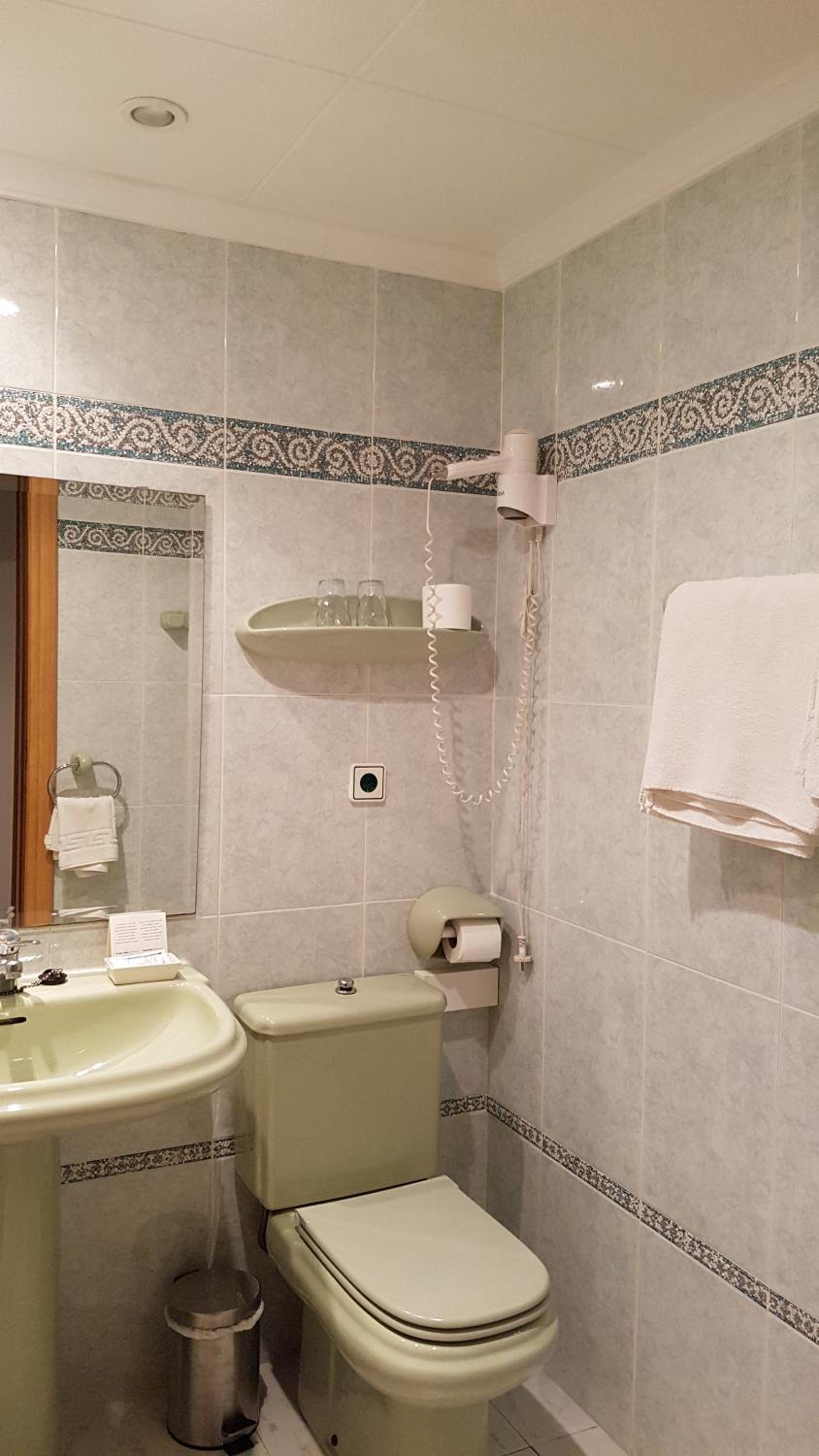 Double or Twin Room - Photo 4