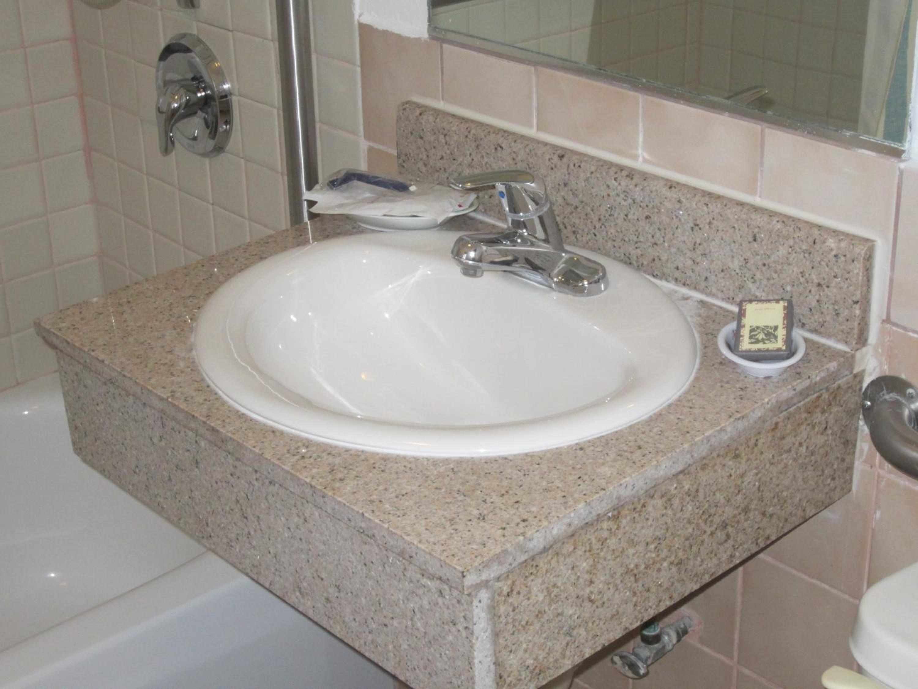 Queen Room - Disability Access - Photo 2