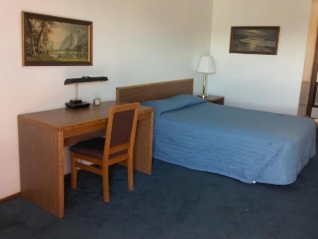 Queen Room - Non-Smoking photo 3
