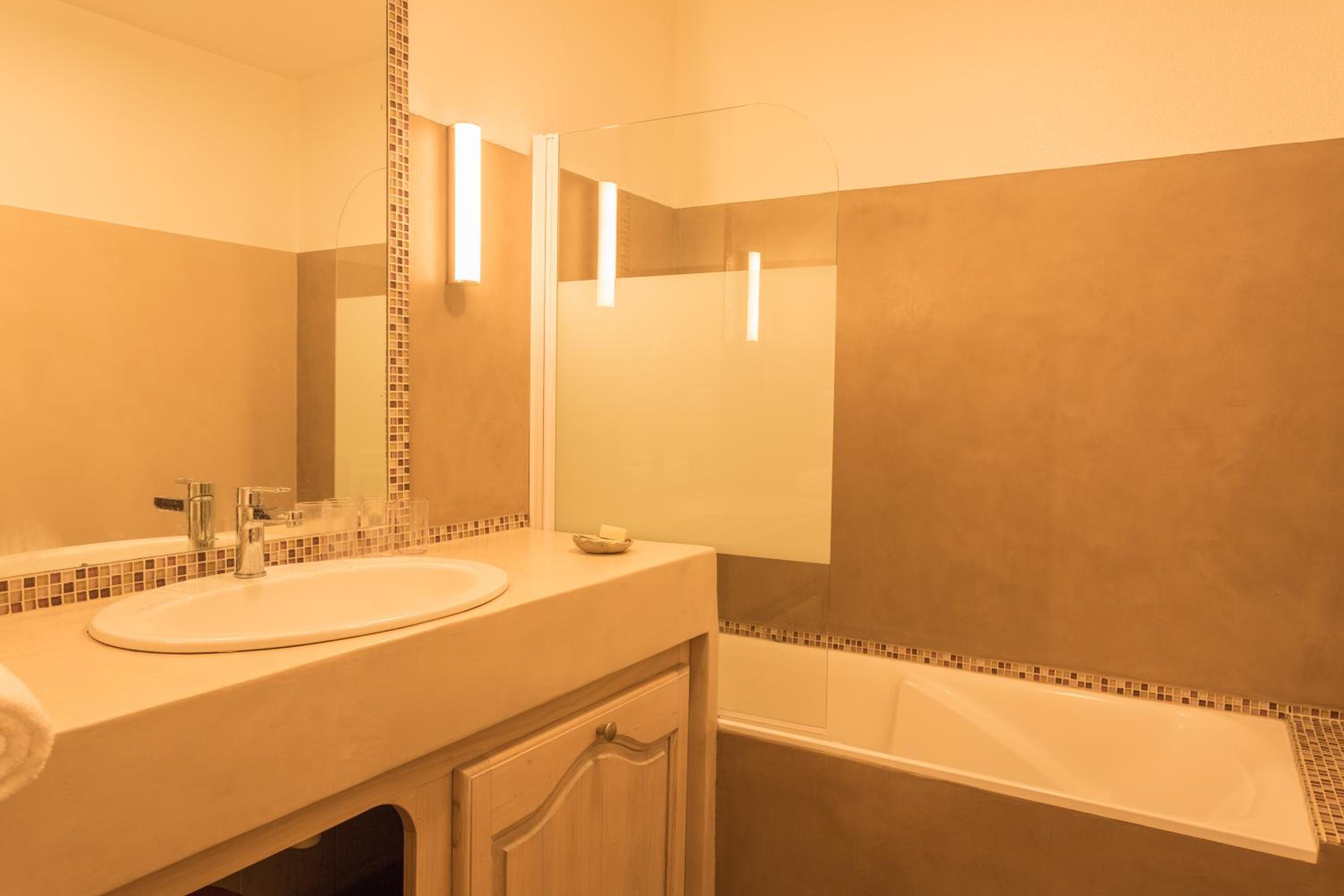 Double Room - Photo 7