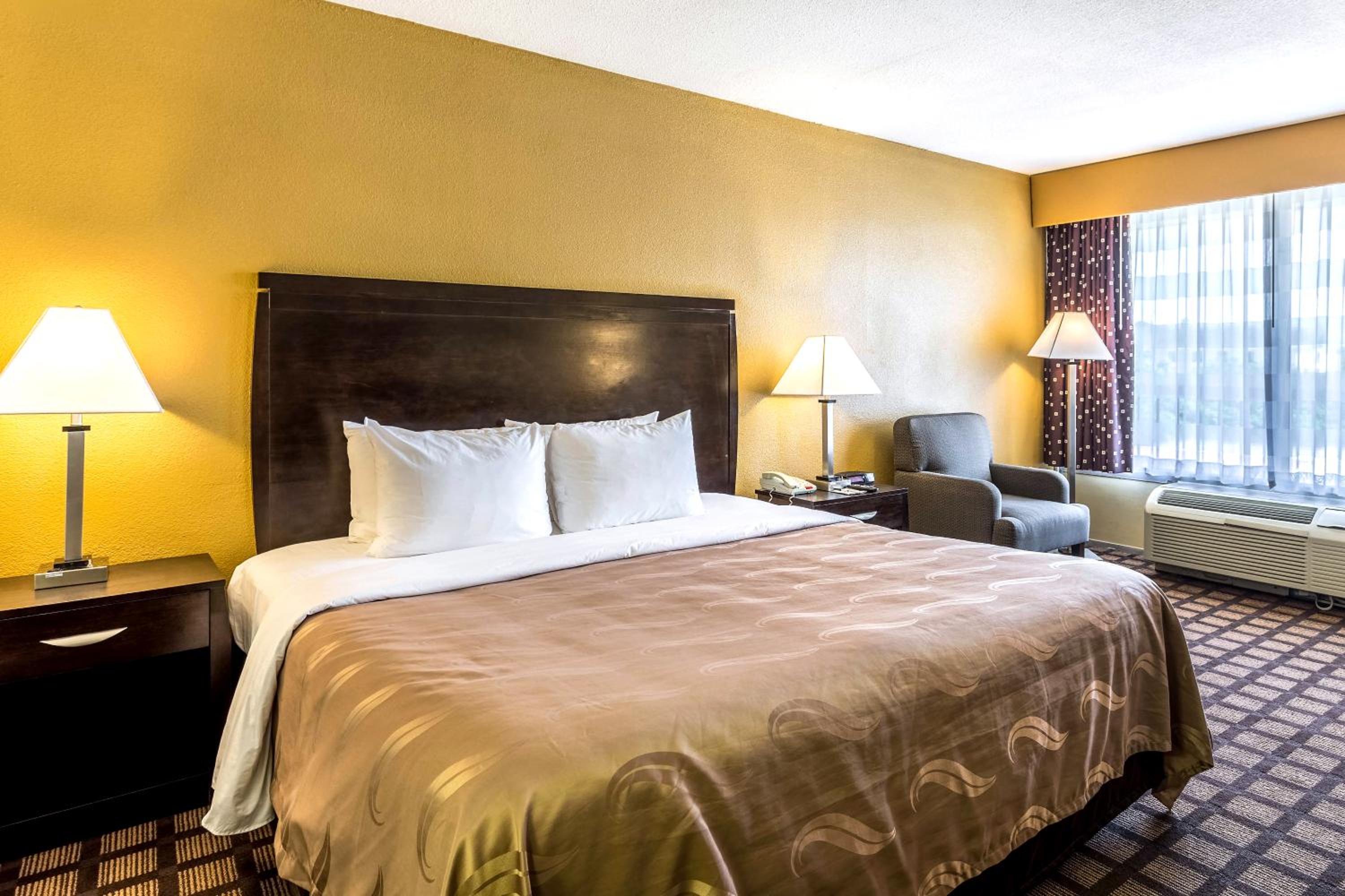 King Room - Non-Smoking - Photo 4