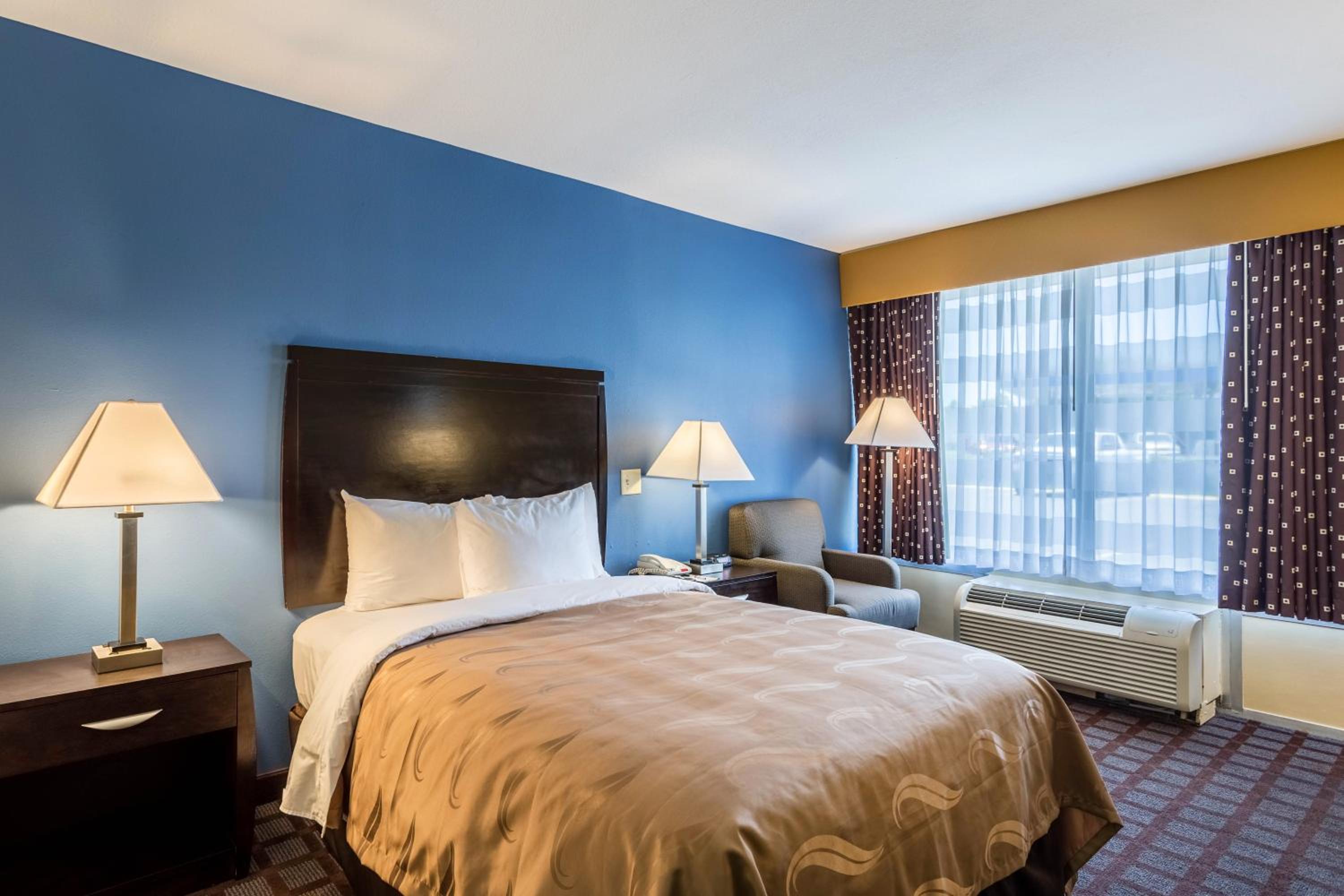 Executive King Suite - Non-Smoking - Photo 2