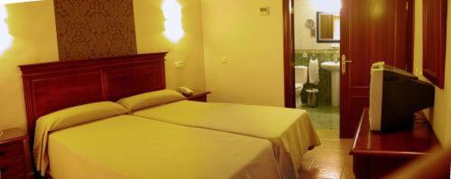 Double or Twin Room - Photo 4