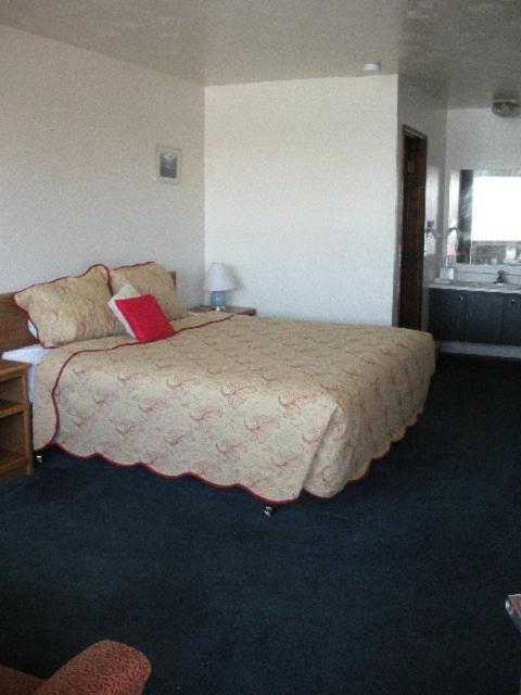 Deluxe Queen Suite - Non-Smoking photo 3