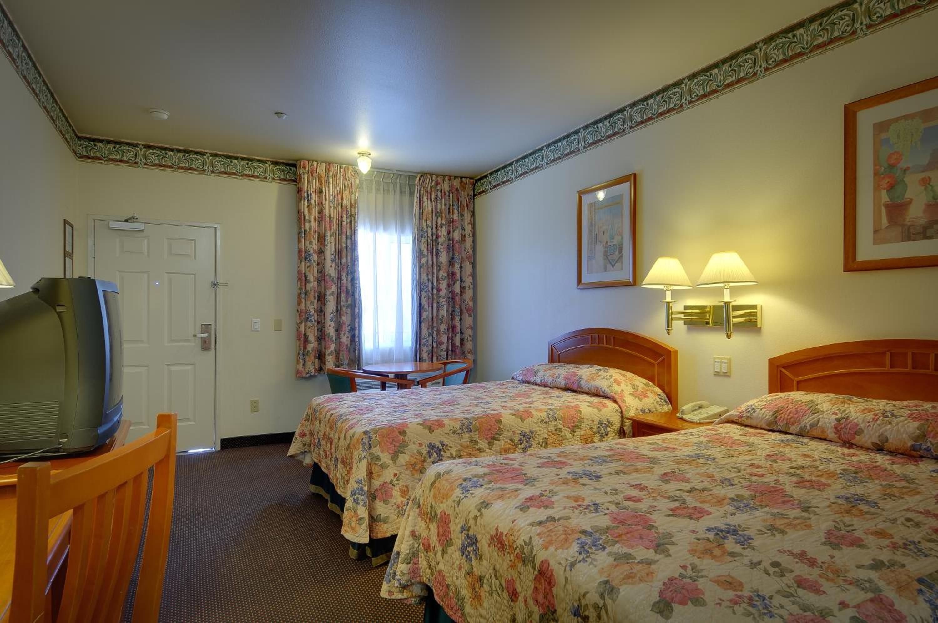 Queen Room with Two Queen Beds photo 2