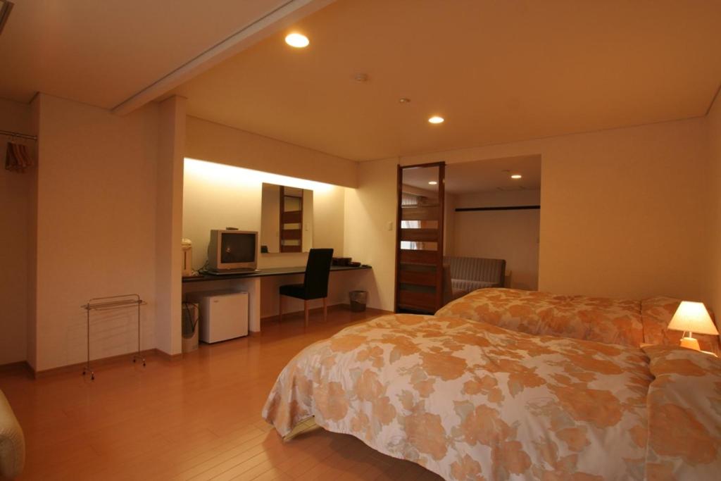 Twin Room with Shared Bathroom photo 2