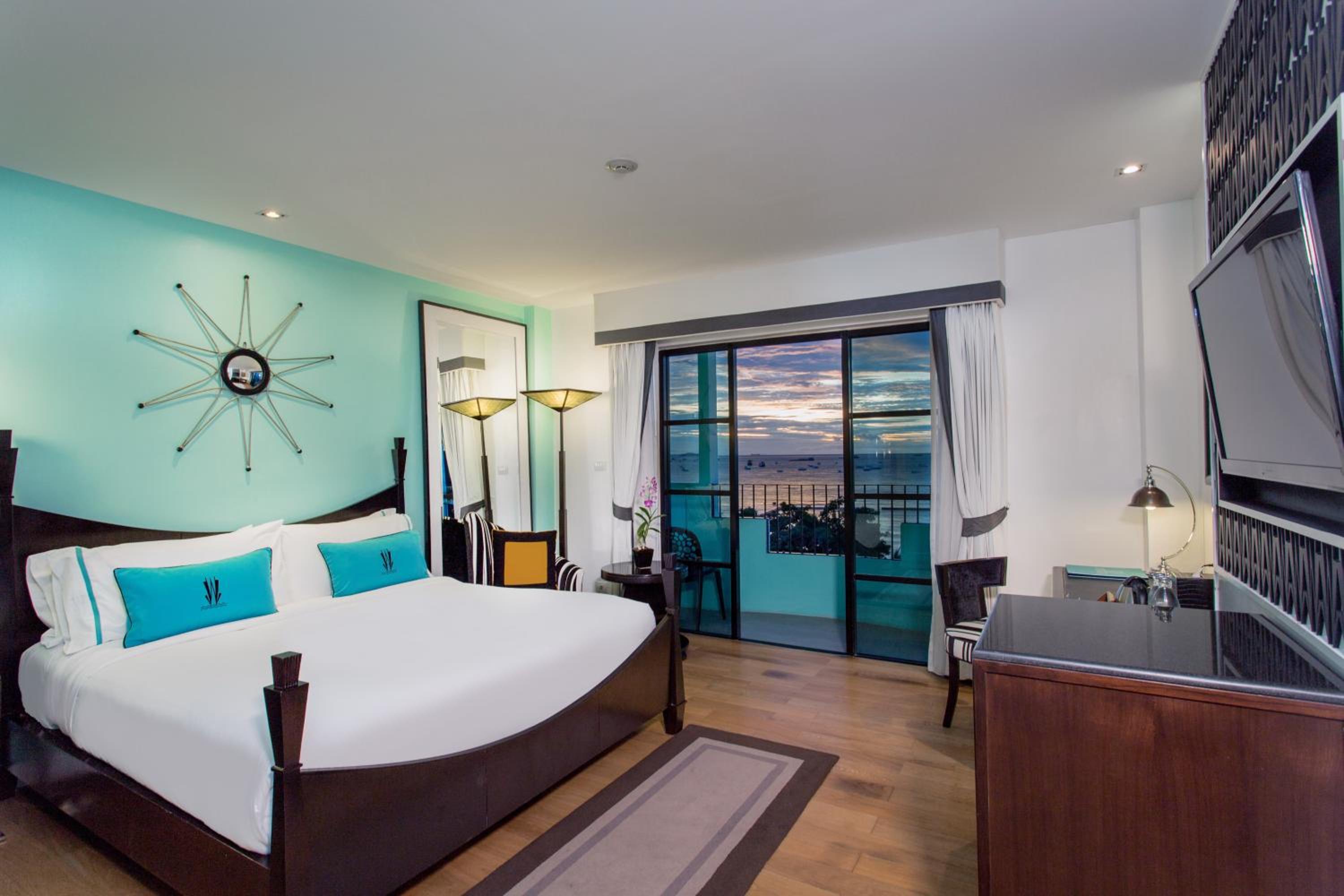 Sunset King Room with Sea View thumbnail 6