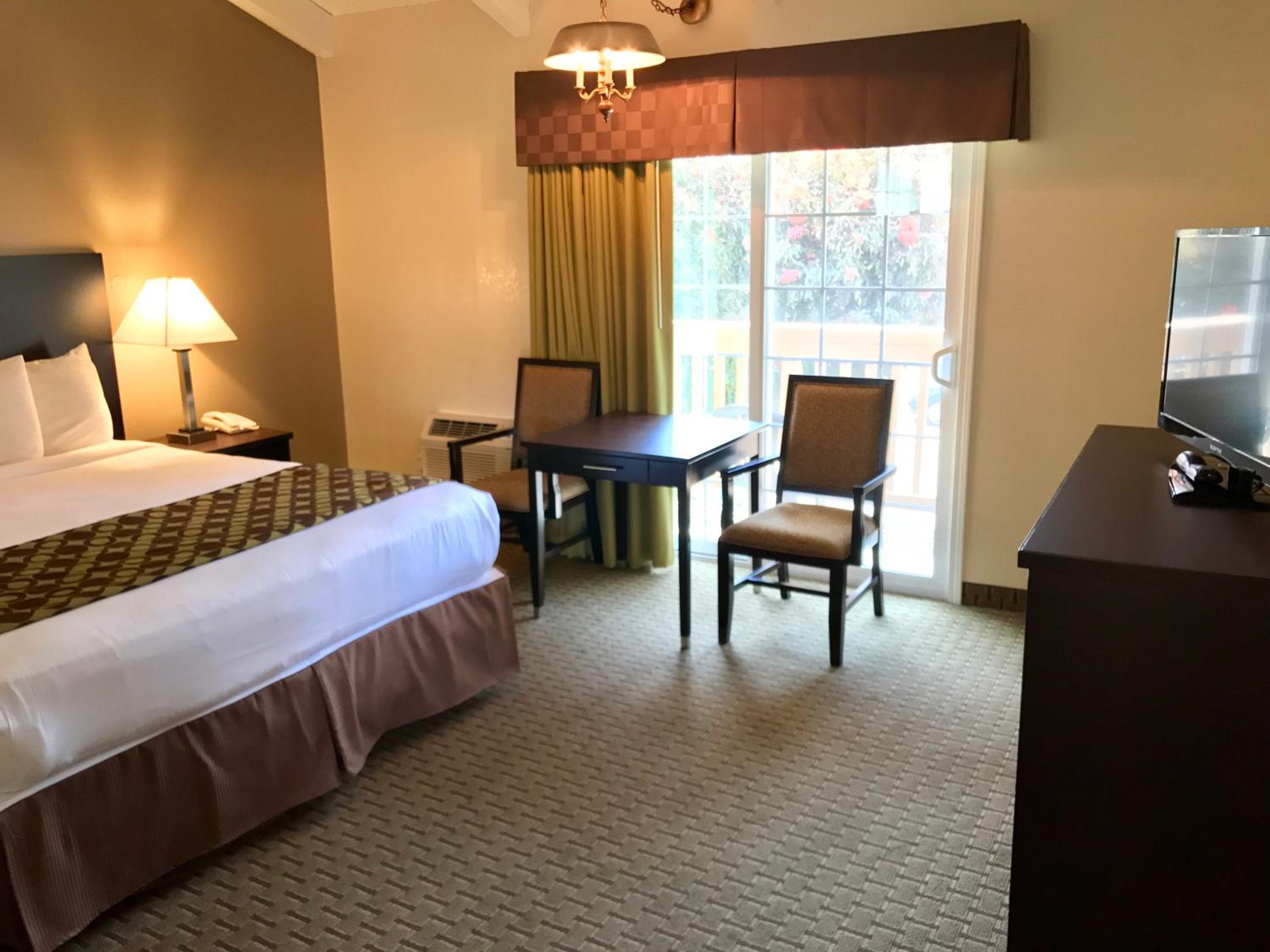 Deluxe King with Balcony - Photo 14