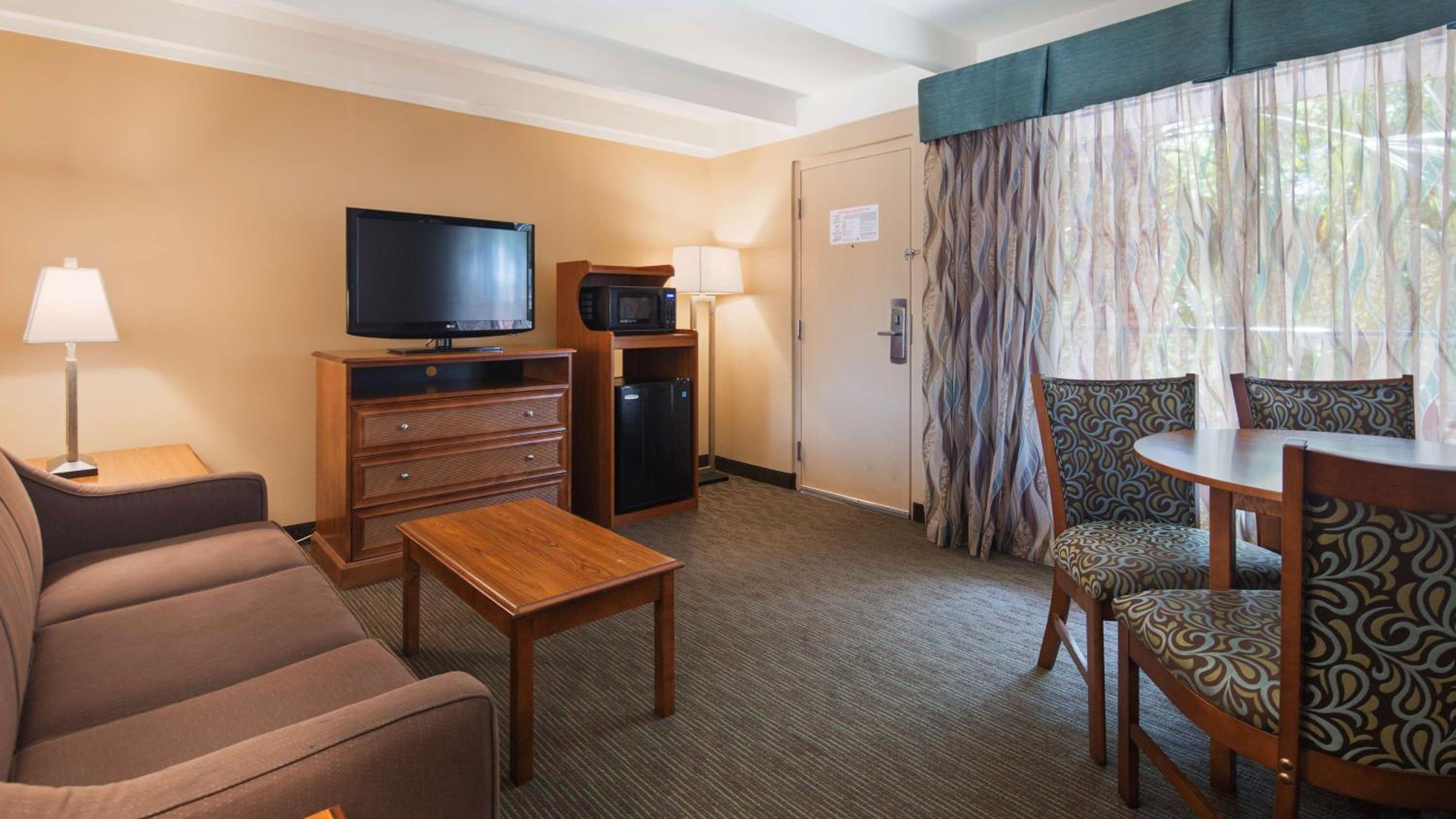 King Suite with Sofa Bed - Non-Smoking - Photo 8