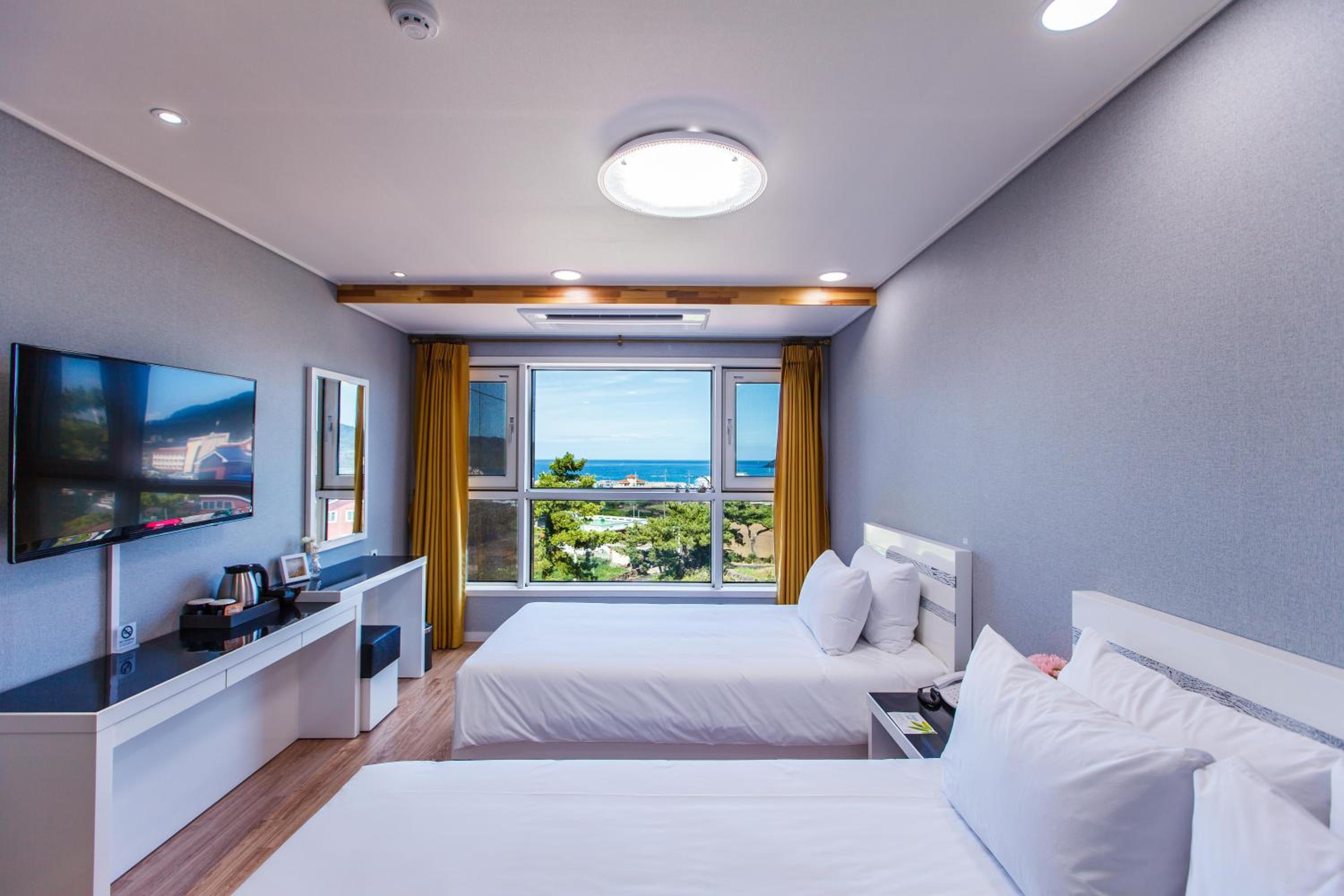 Standard Twin Room with Sea View - Photo 1