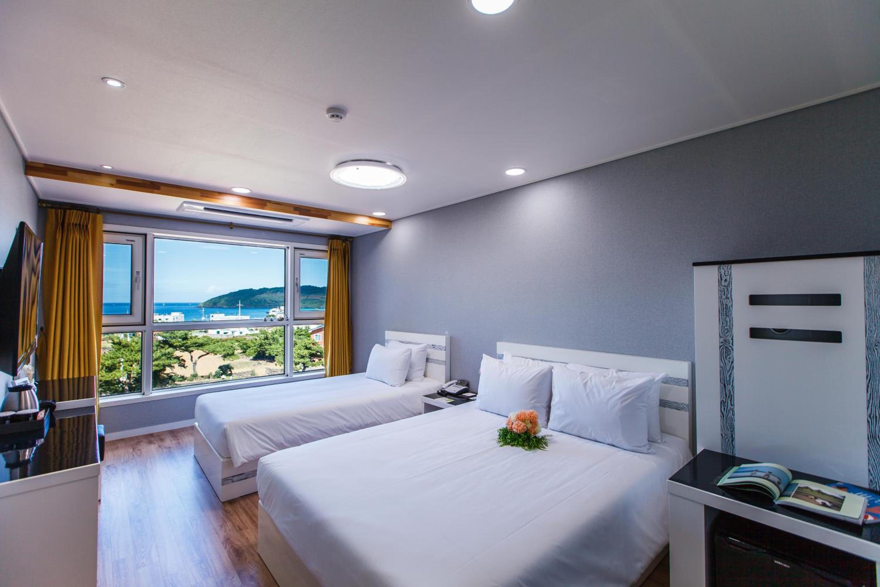 Standard Twin Room with Sea View - Photo 4
