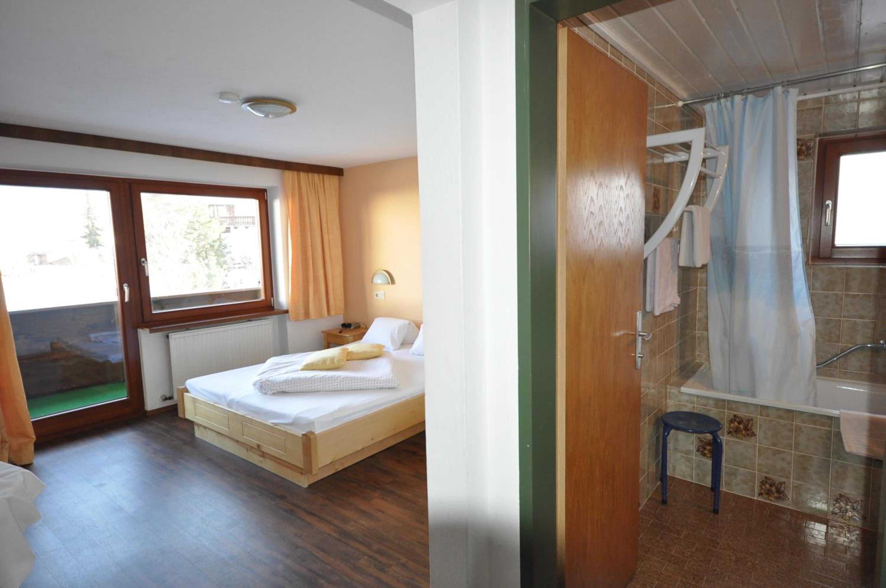 Double Room with Private Bathroom photo 2