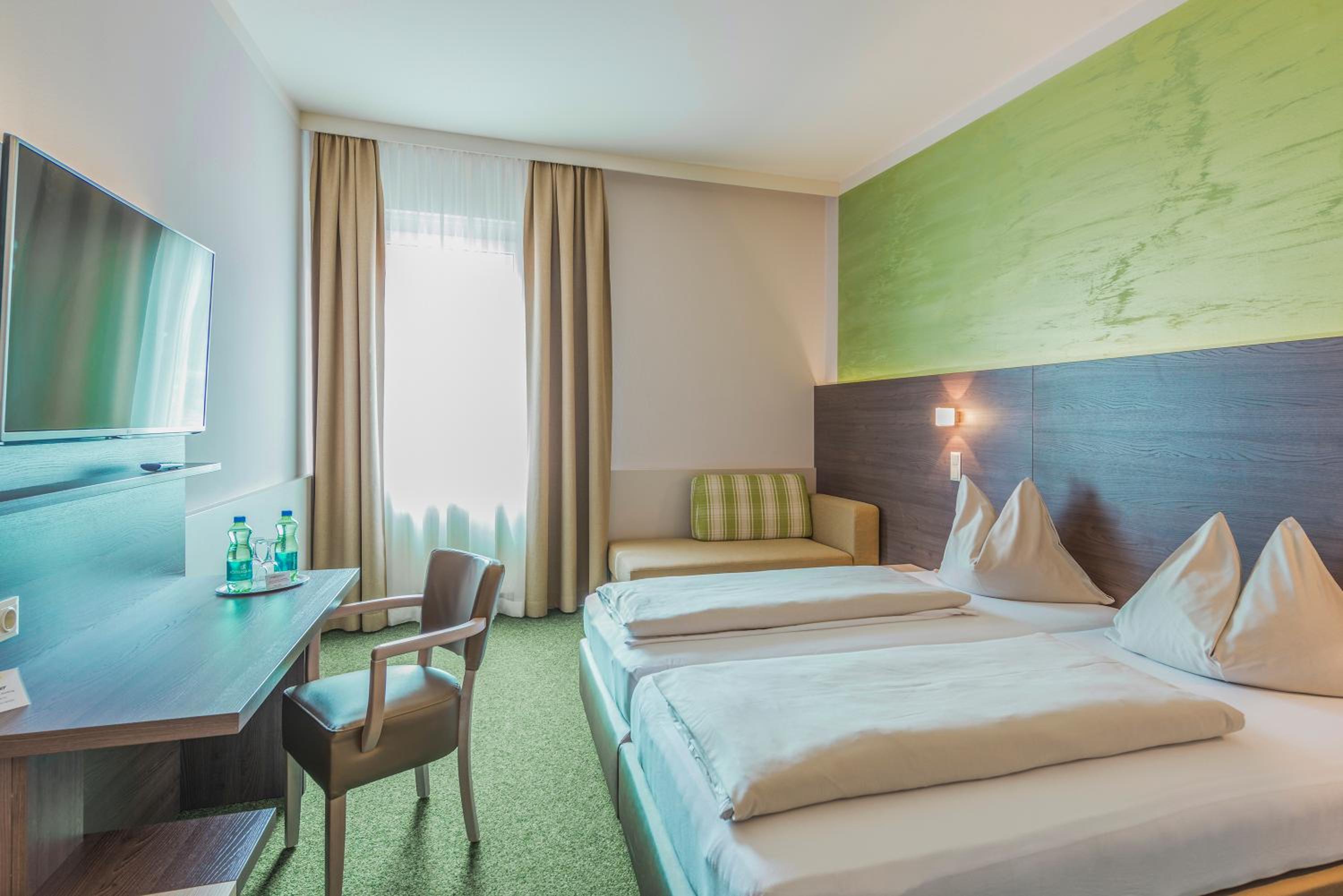 Large Double Room - Photo 2