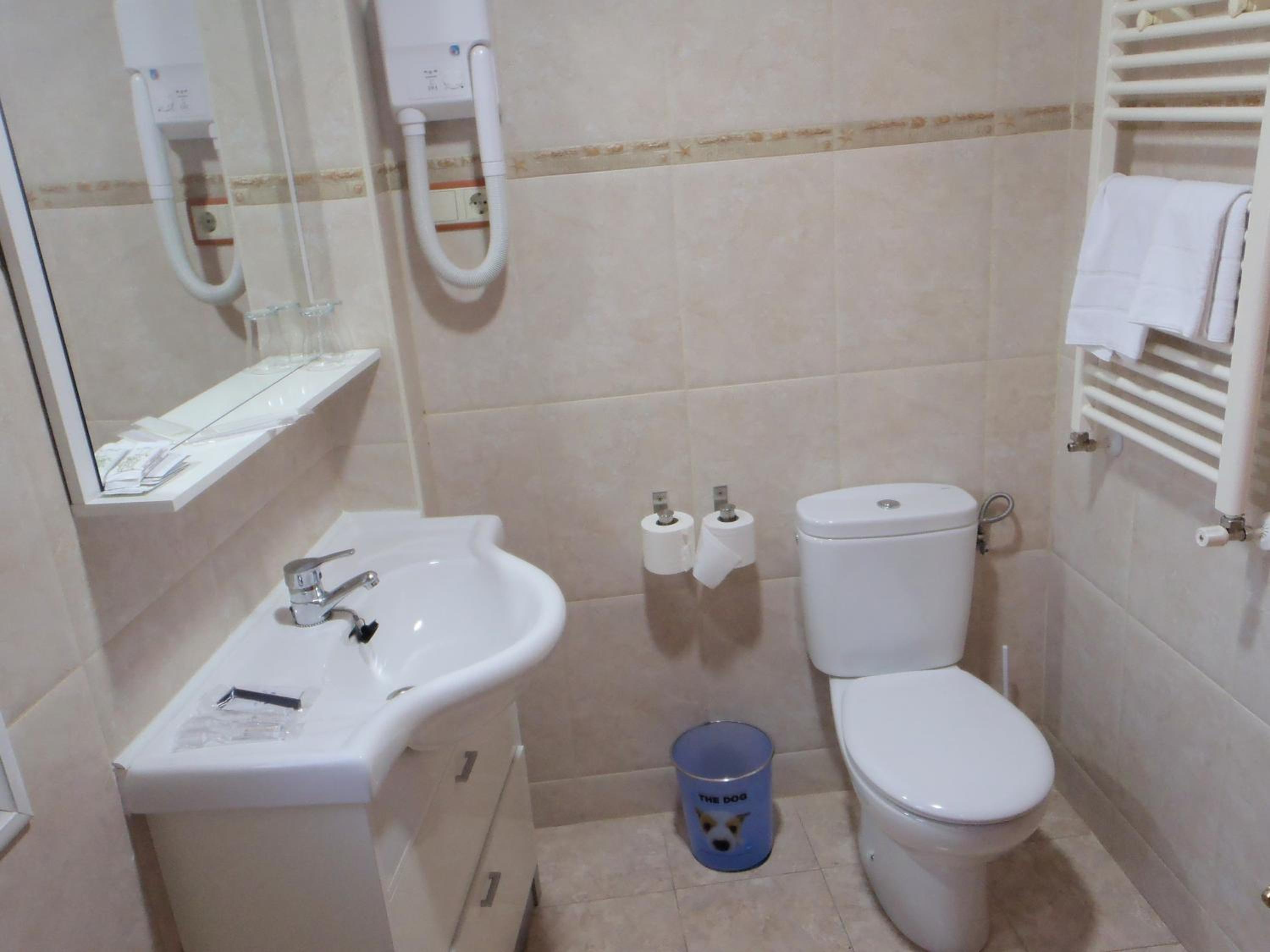 Double Room with Private Bathroom - Photo 2