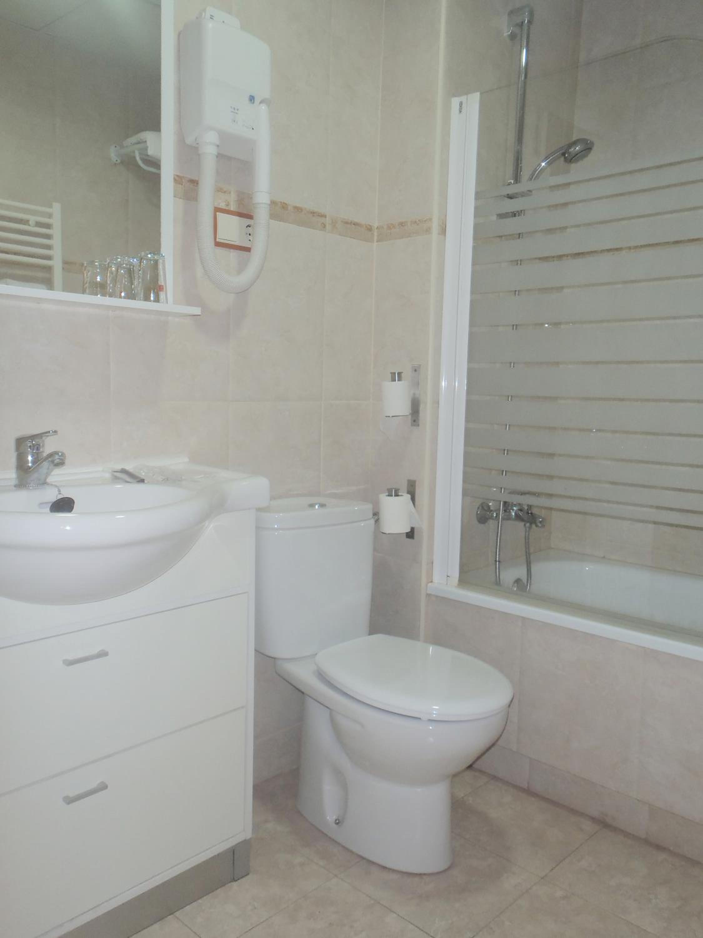 Double Room with Private Bathroom - Photo 4