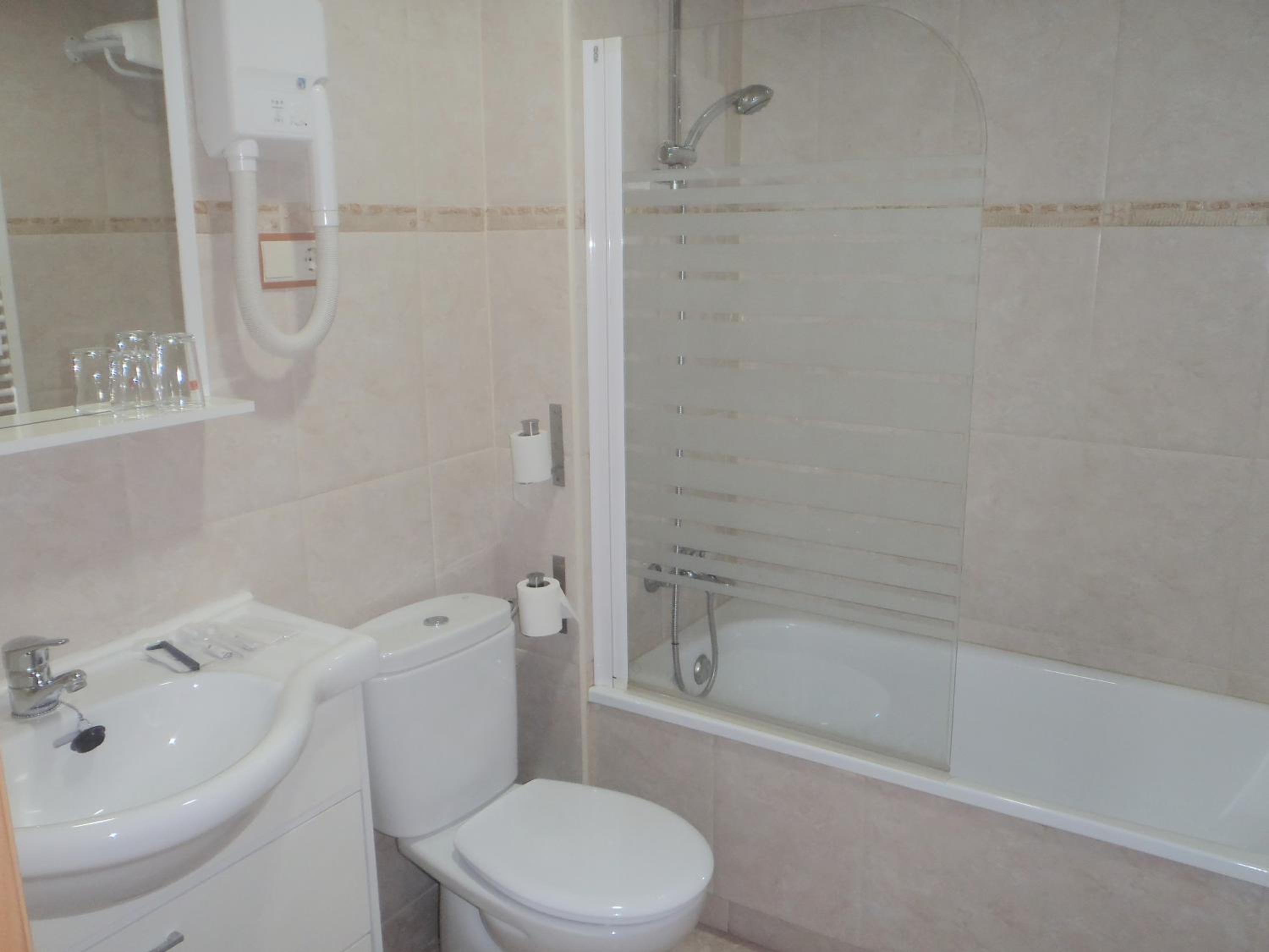 Double Room with Private Bathroom - Photo 3