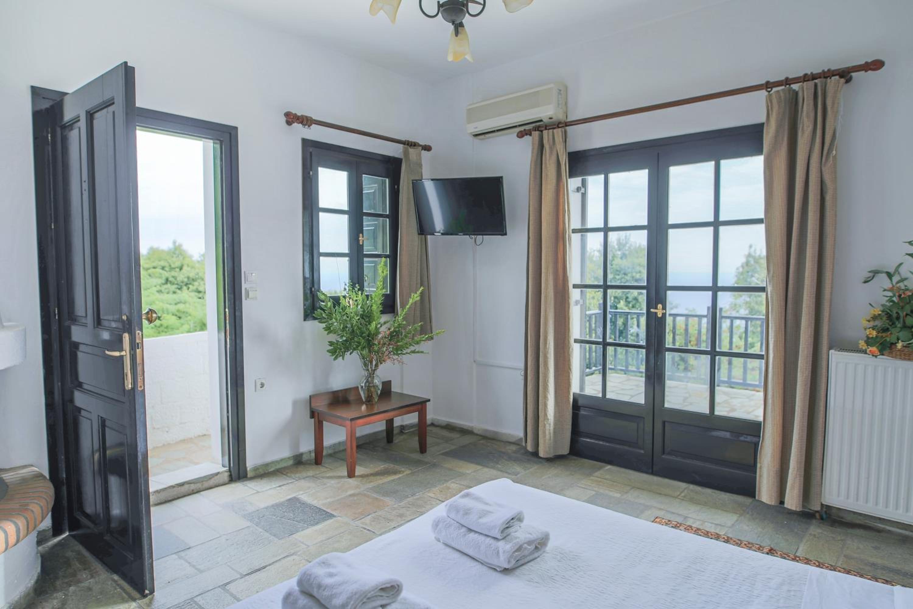 Double or Twin Room with Garden View - Photo 4