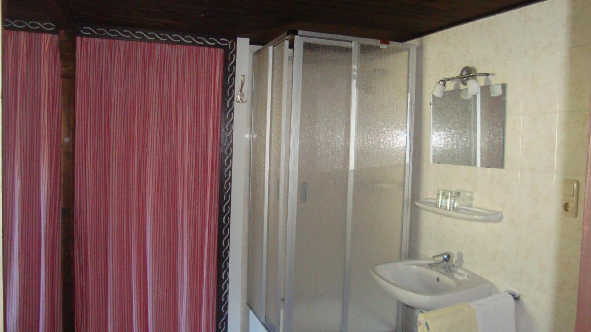 Double Room with Shower and Shared Toilet photo 2