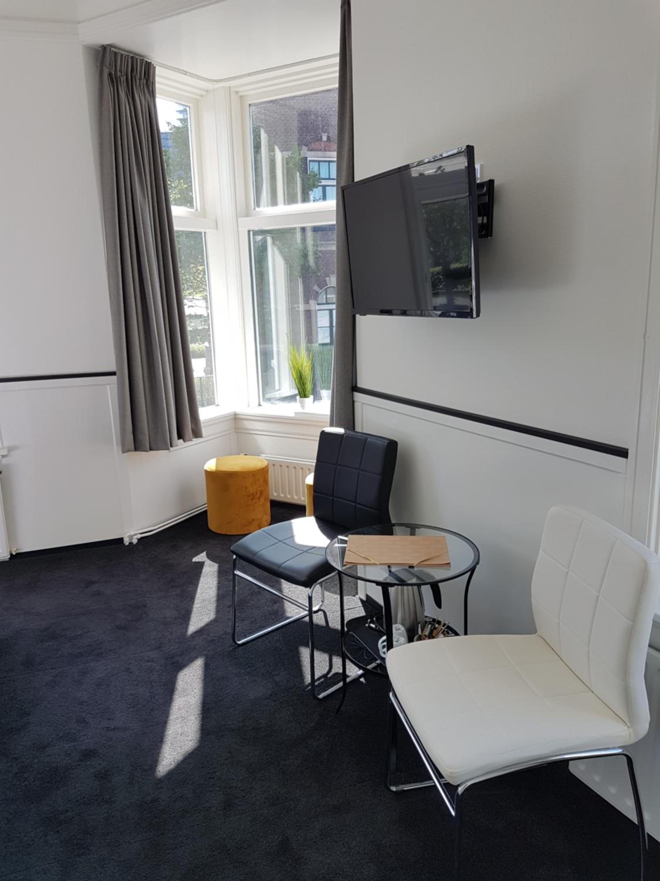 Large Double Room - Photo 3
