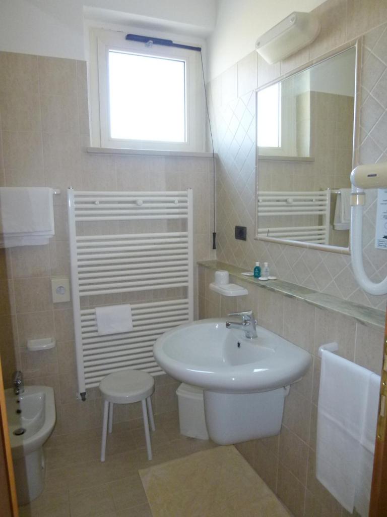 Standard Double or Twin Room - Photo 3