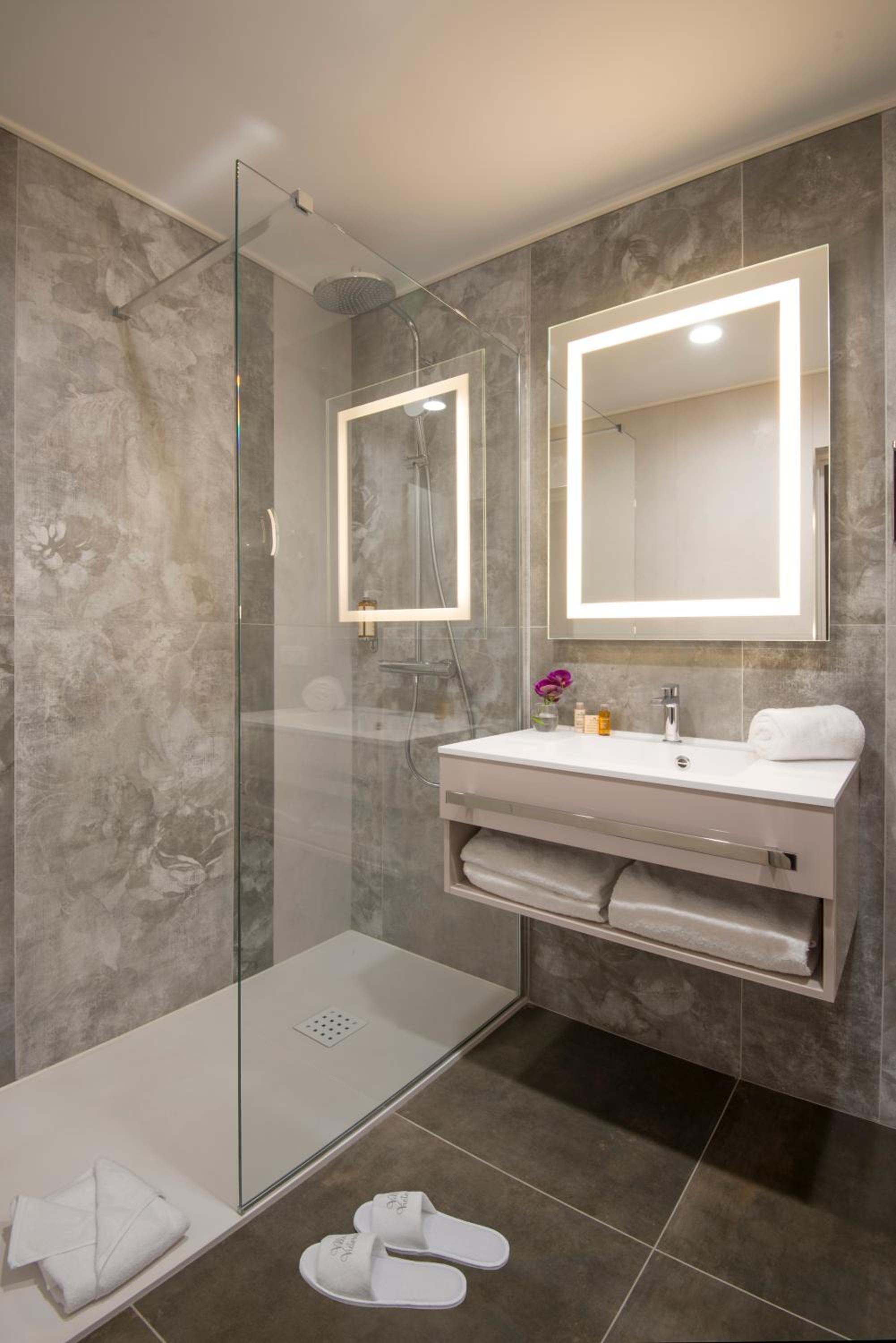 Standard Double Room with City View - Photo 2