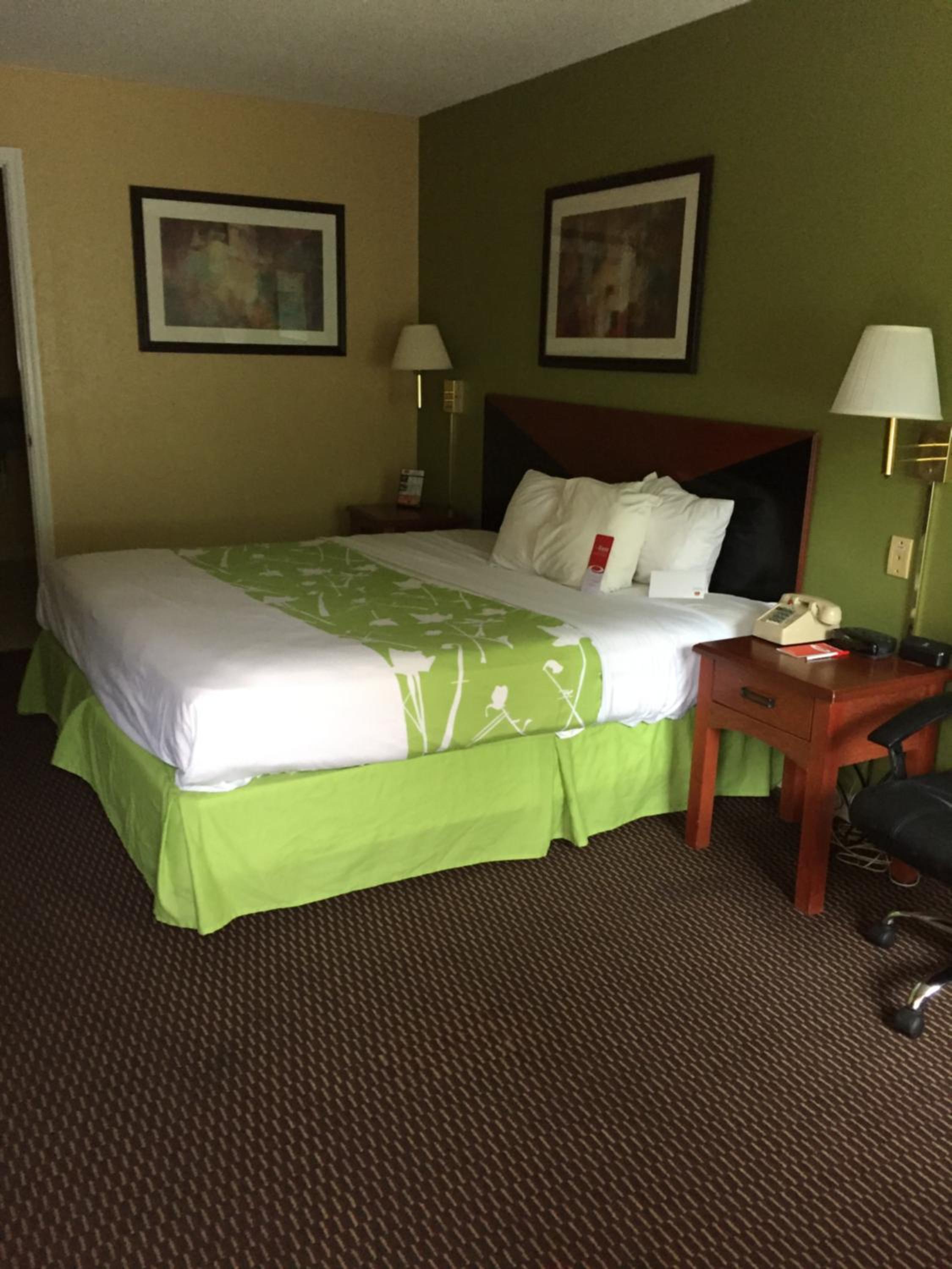Standard King Room - Non-Smoking  - Photo 17