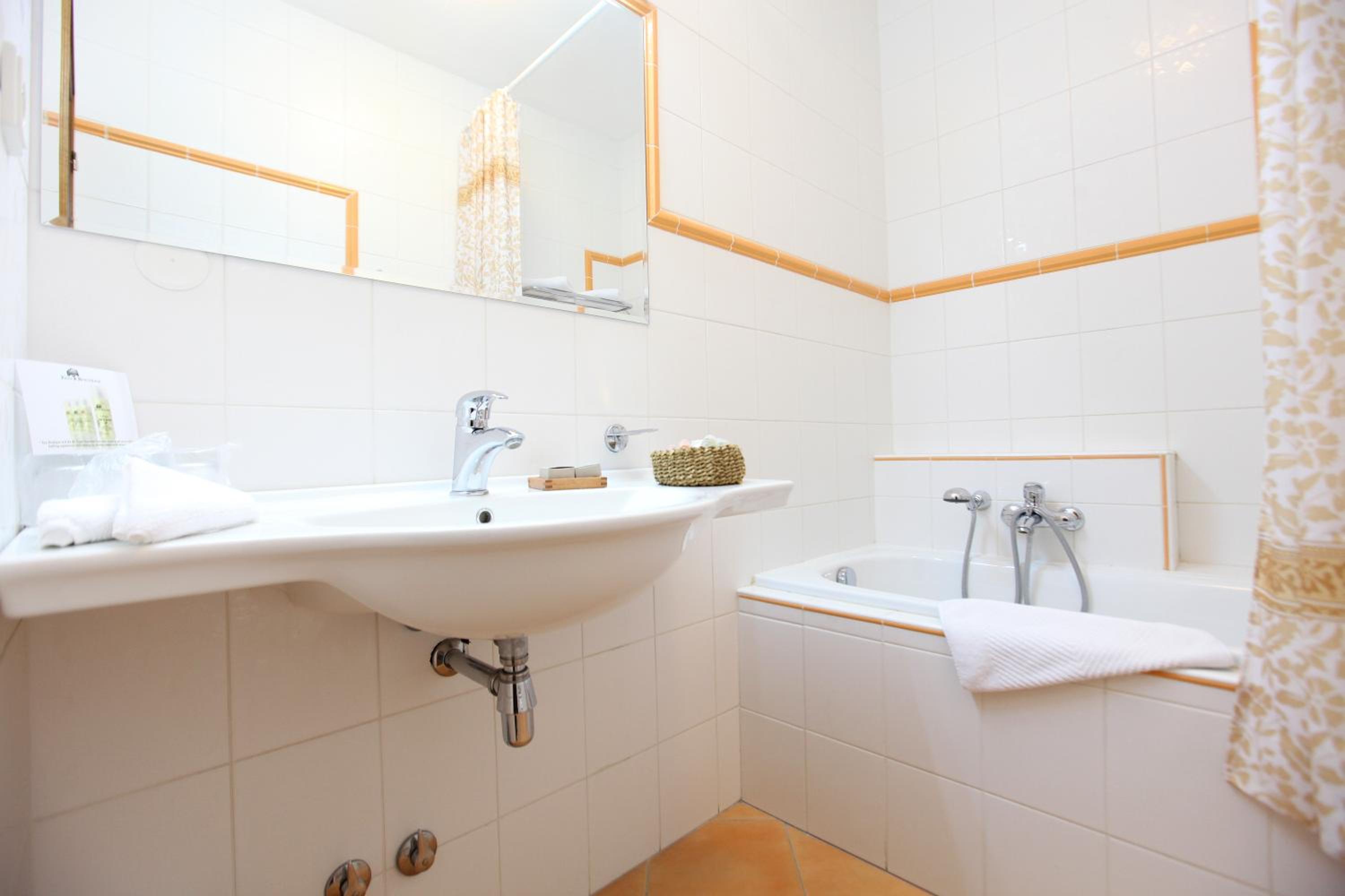 Double or Twin Room - Photo 2