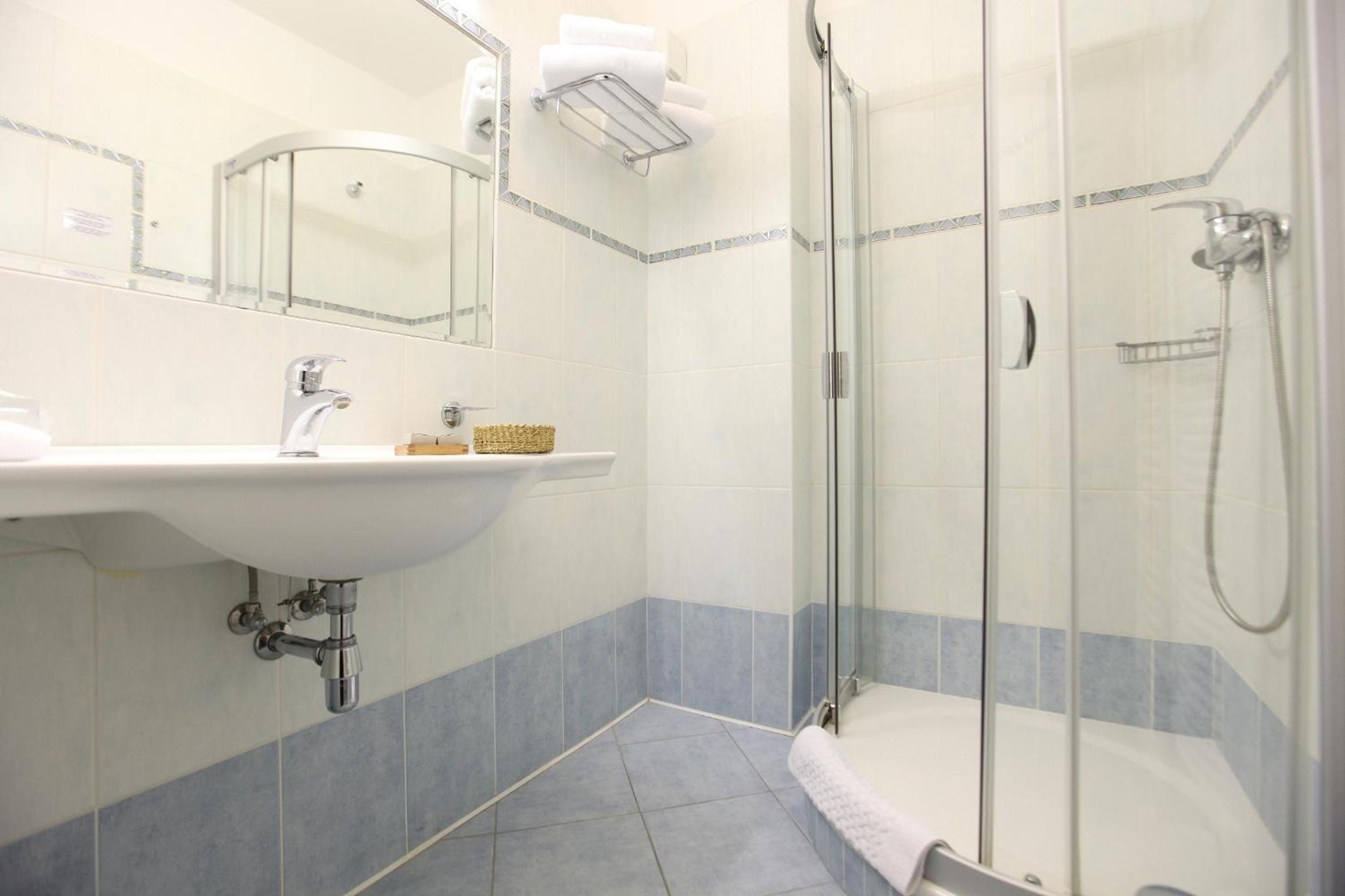 Double or Twin Room - Photo 16