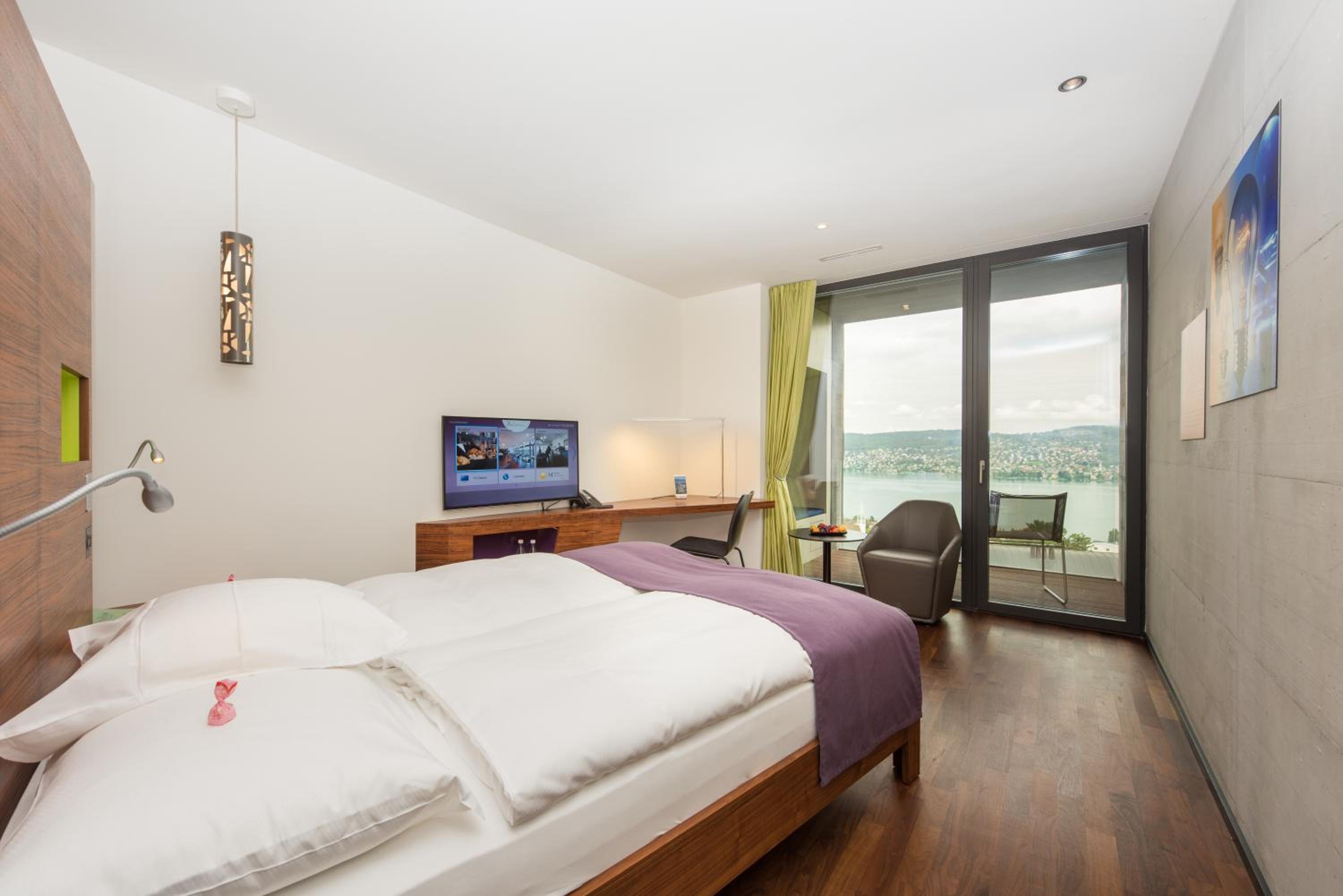 Lifestyle Room with Lake View - Photo 2