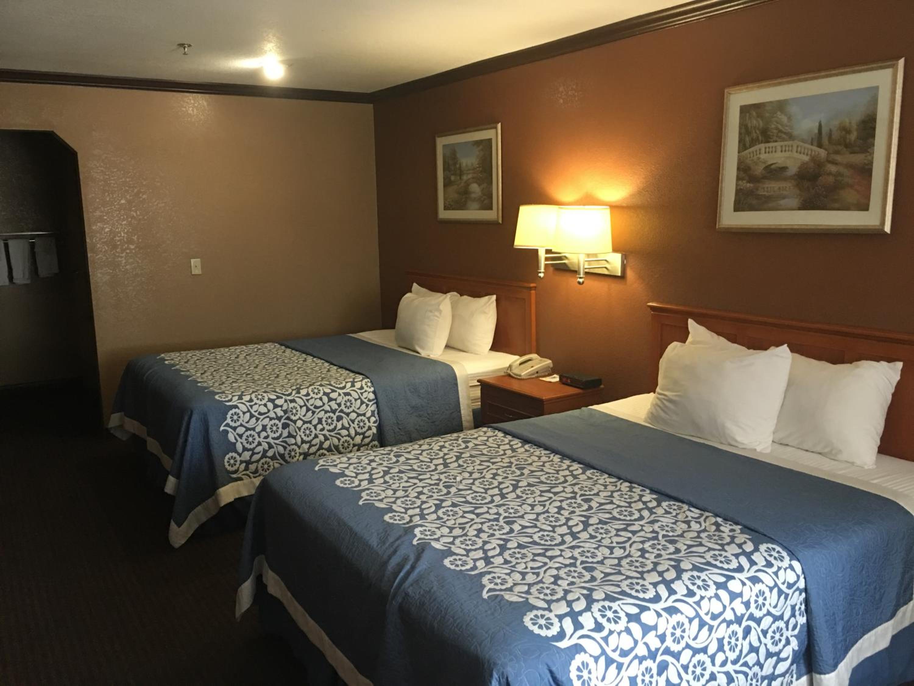 Queen Room with Two Queen Beds - Non-Smoking - Photo 2