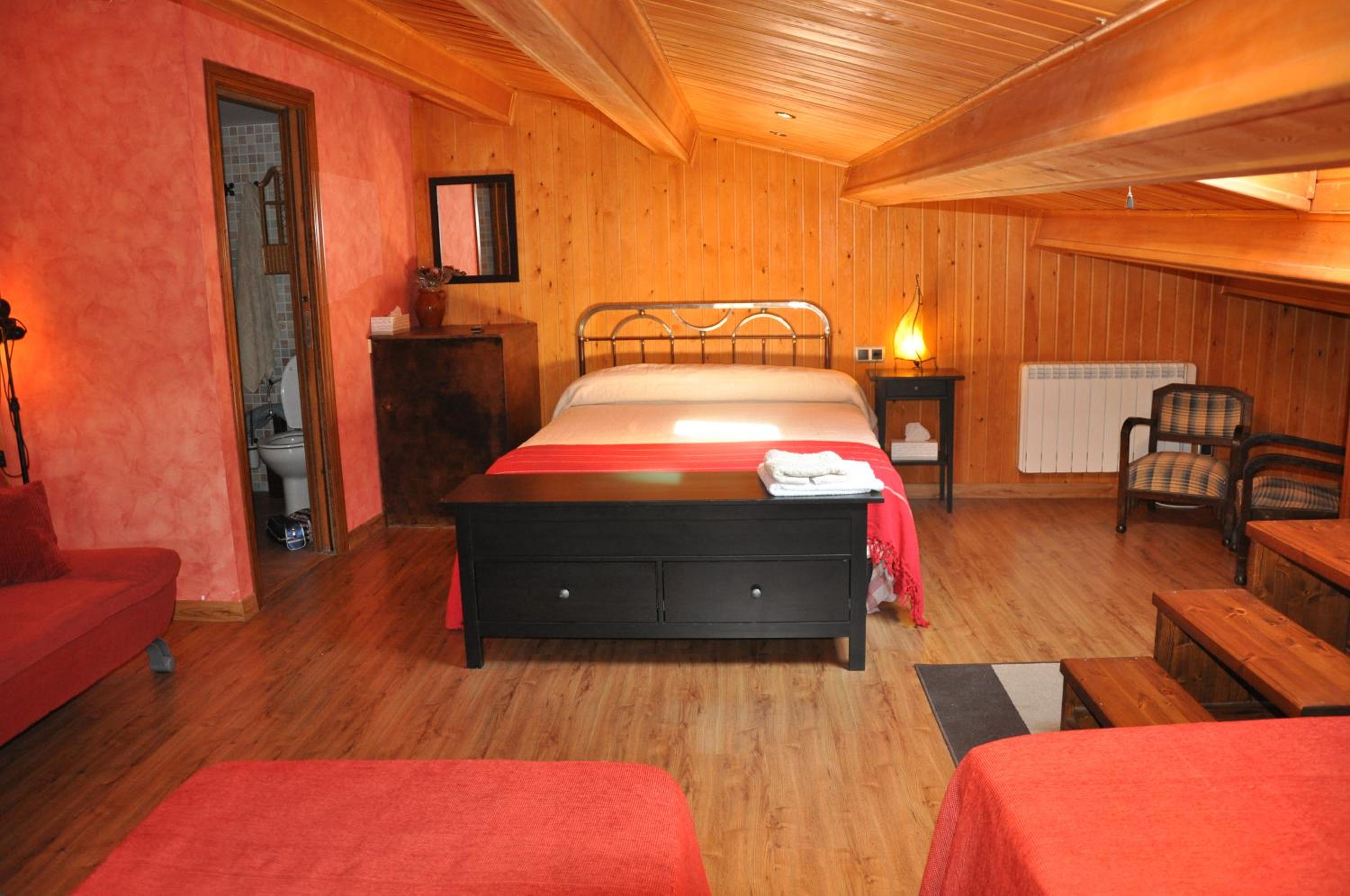 Family Room with Private Bathroom photo 2