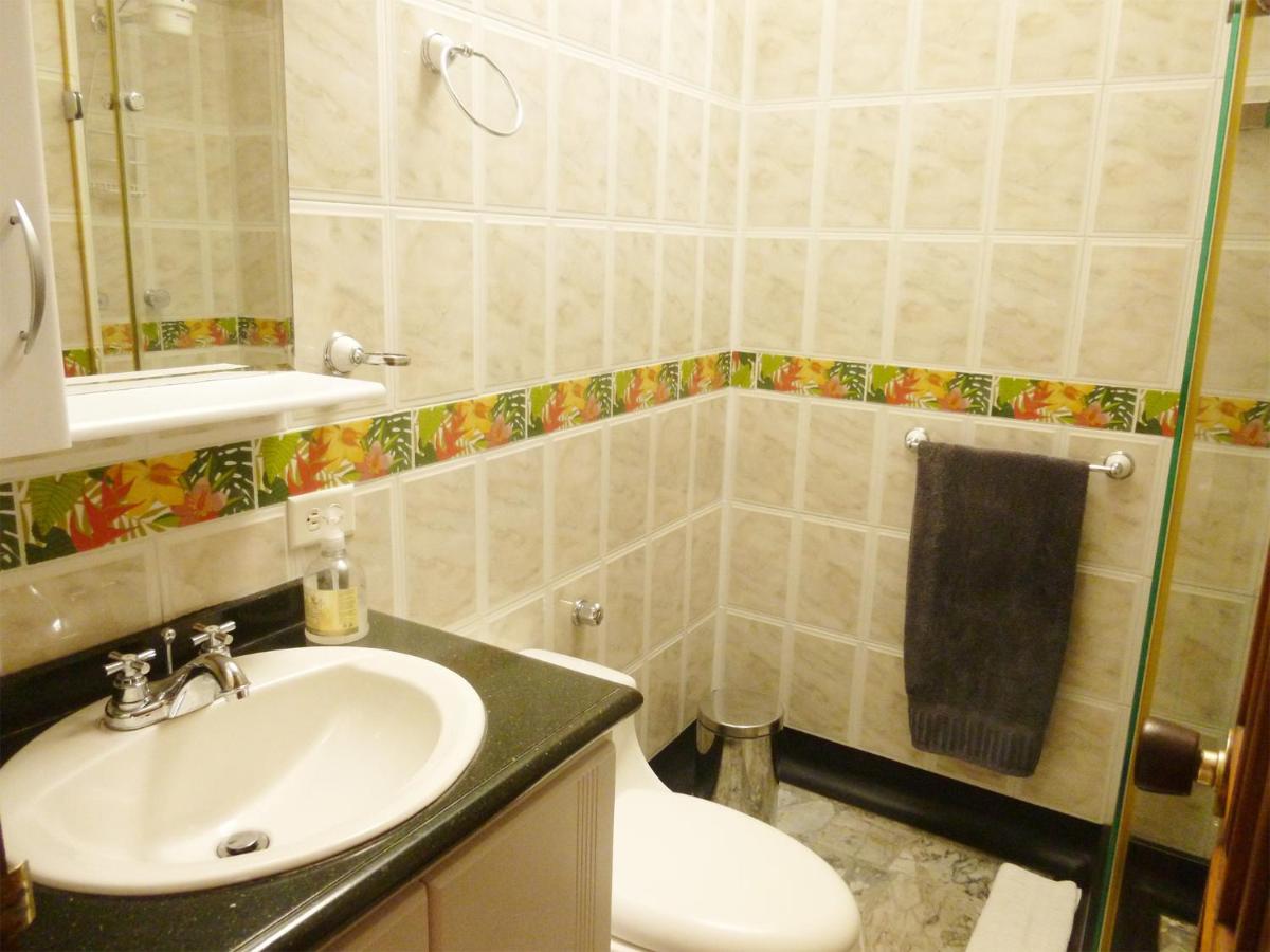 Queen Room with Private Bathroom photo 3