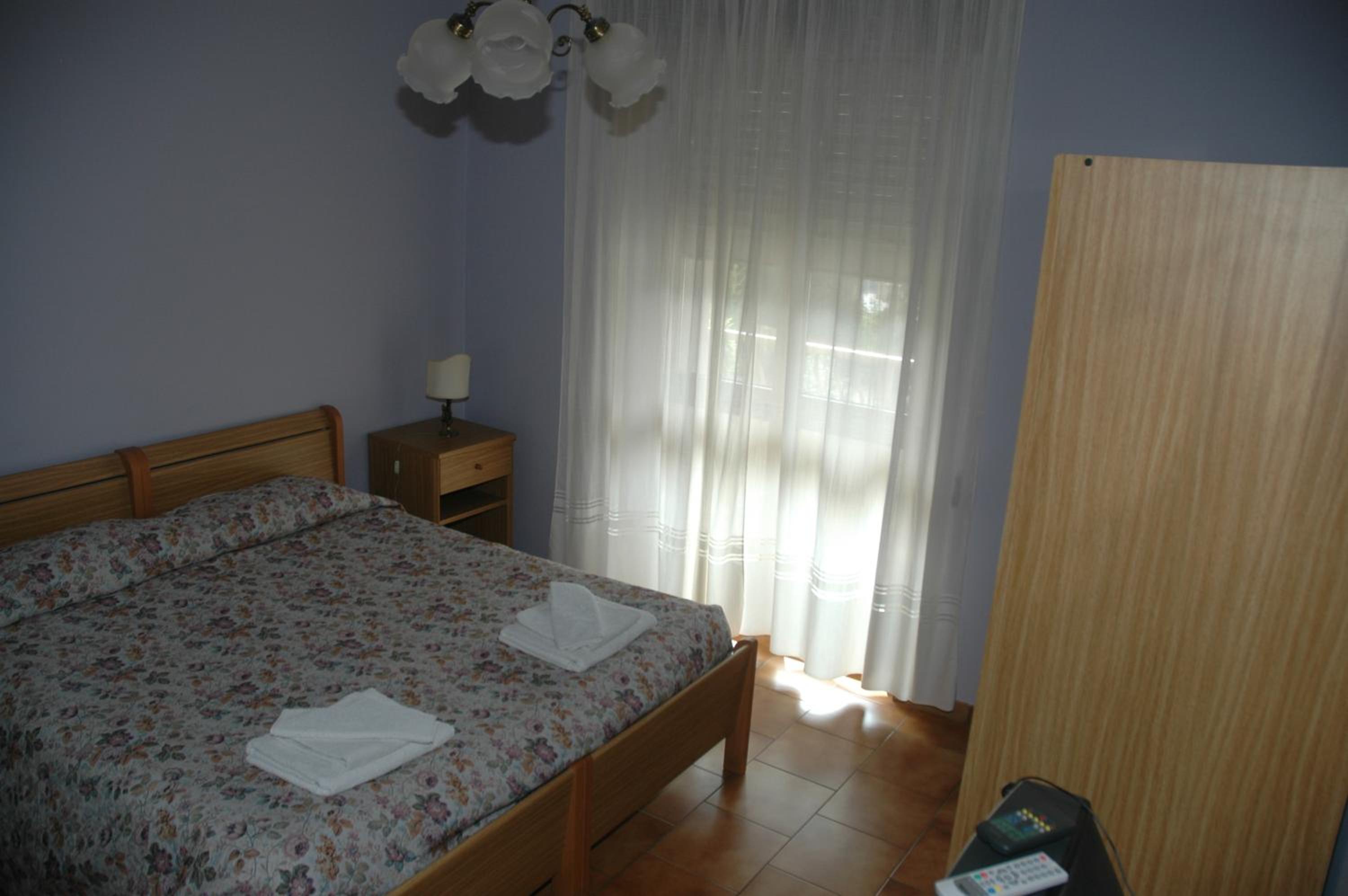 Double or Twin Room with Private Bathroom - Photo 3