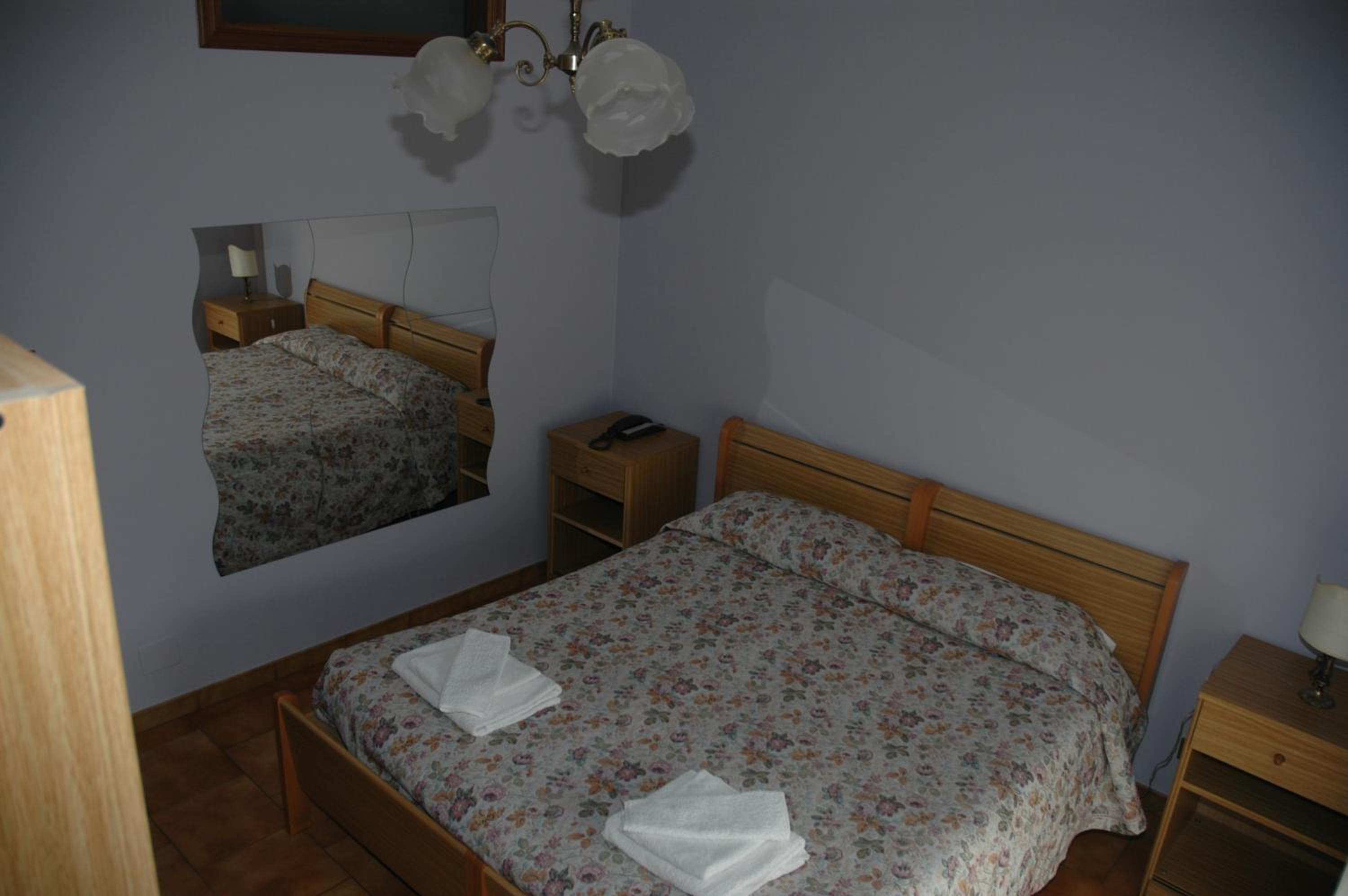 Double or Twin Room with Private Bathroom - Photo 4