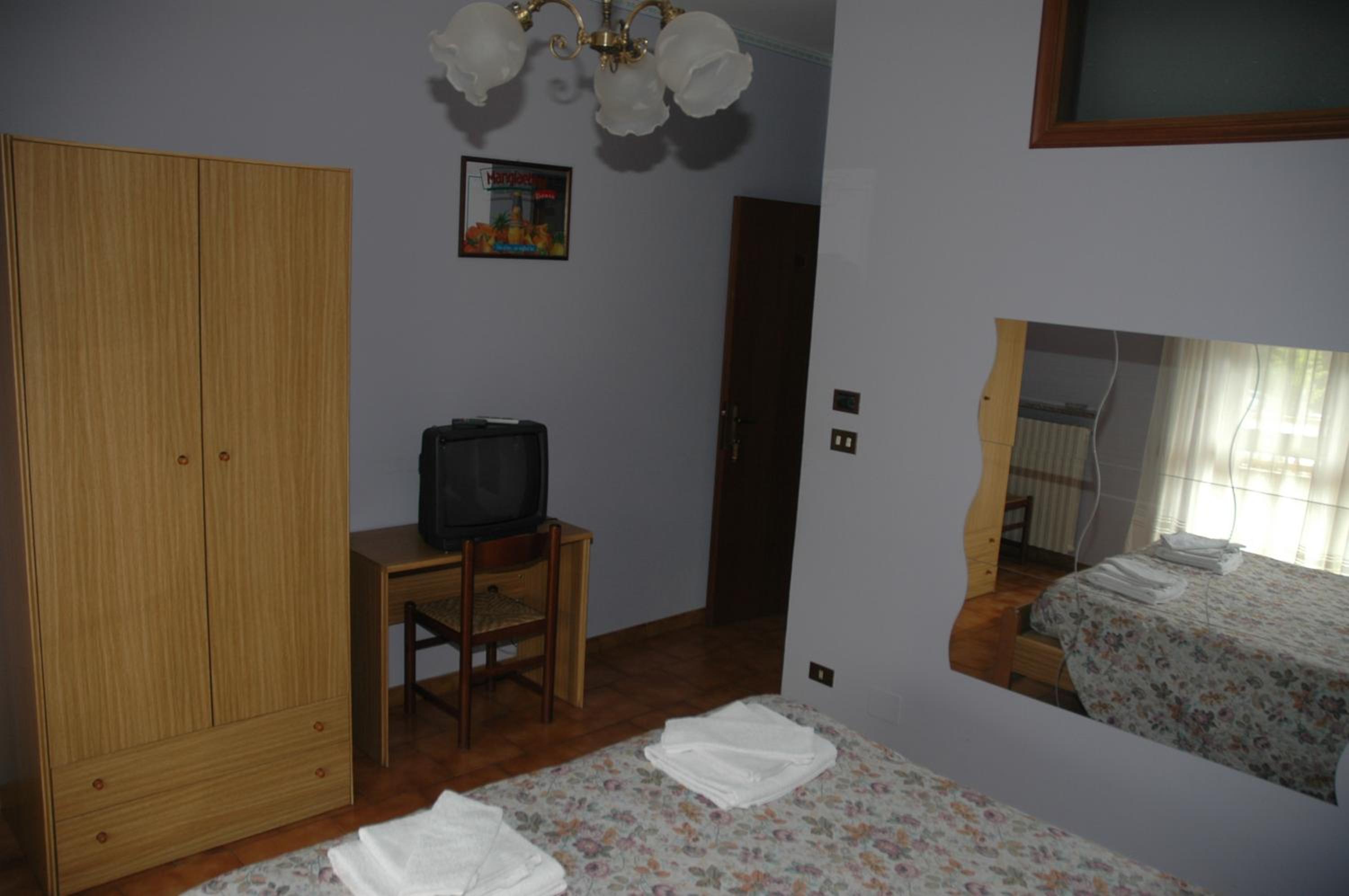Double or Twin Room with Private Bathroom - Photo 1