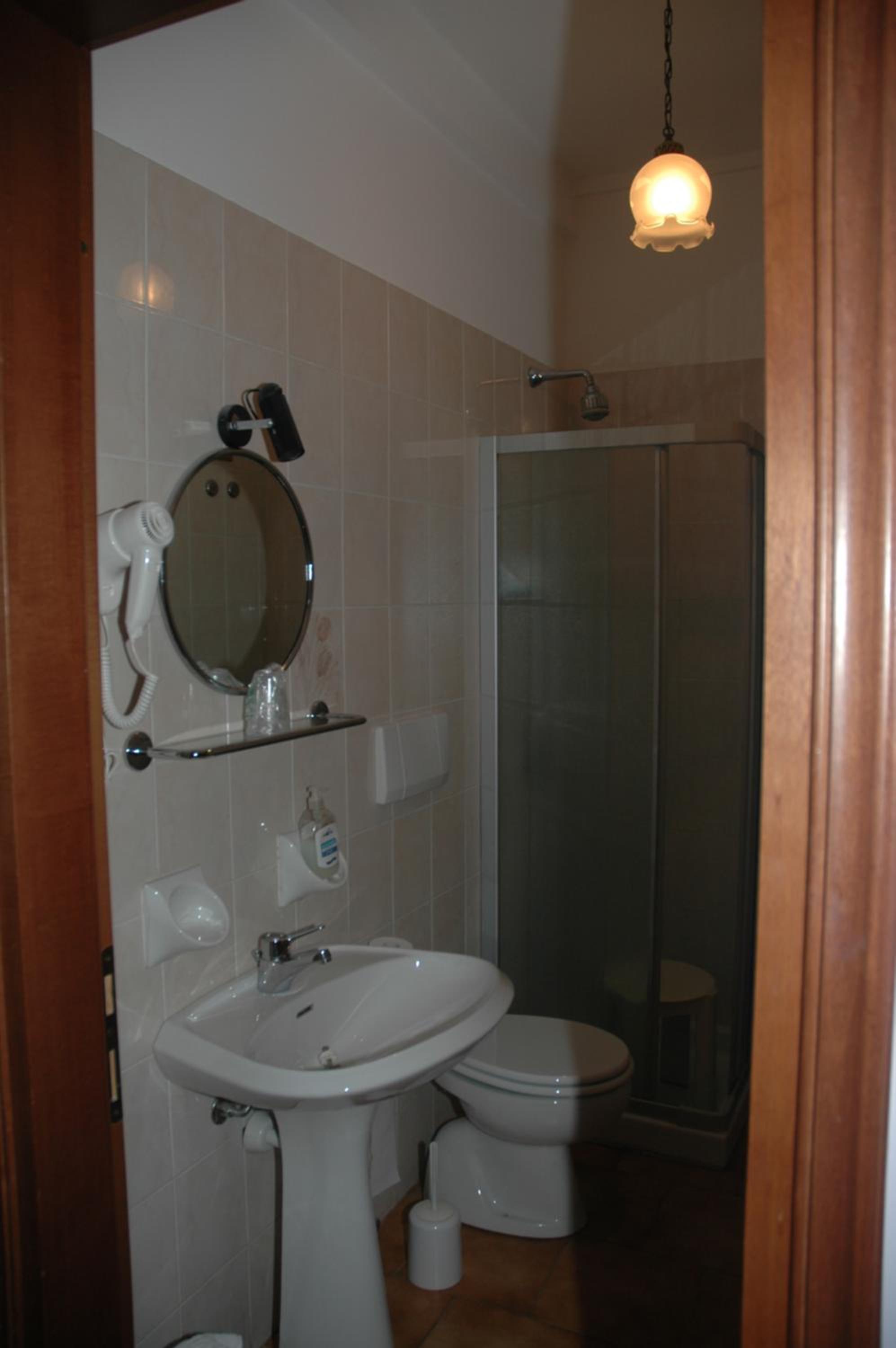 Double or Twin Room with Private Bathroom - Photo 2