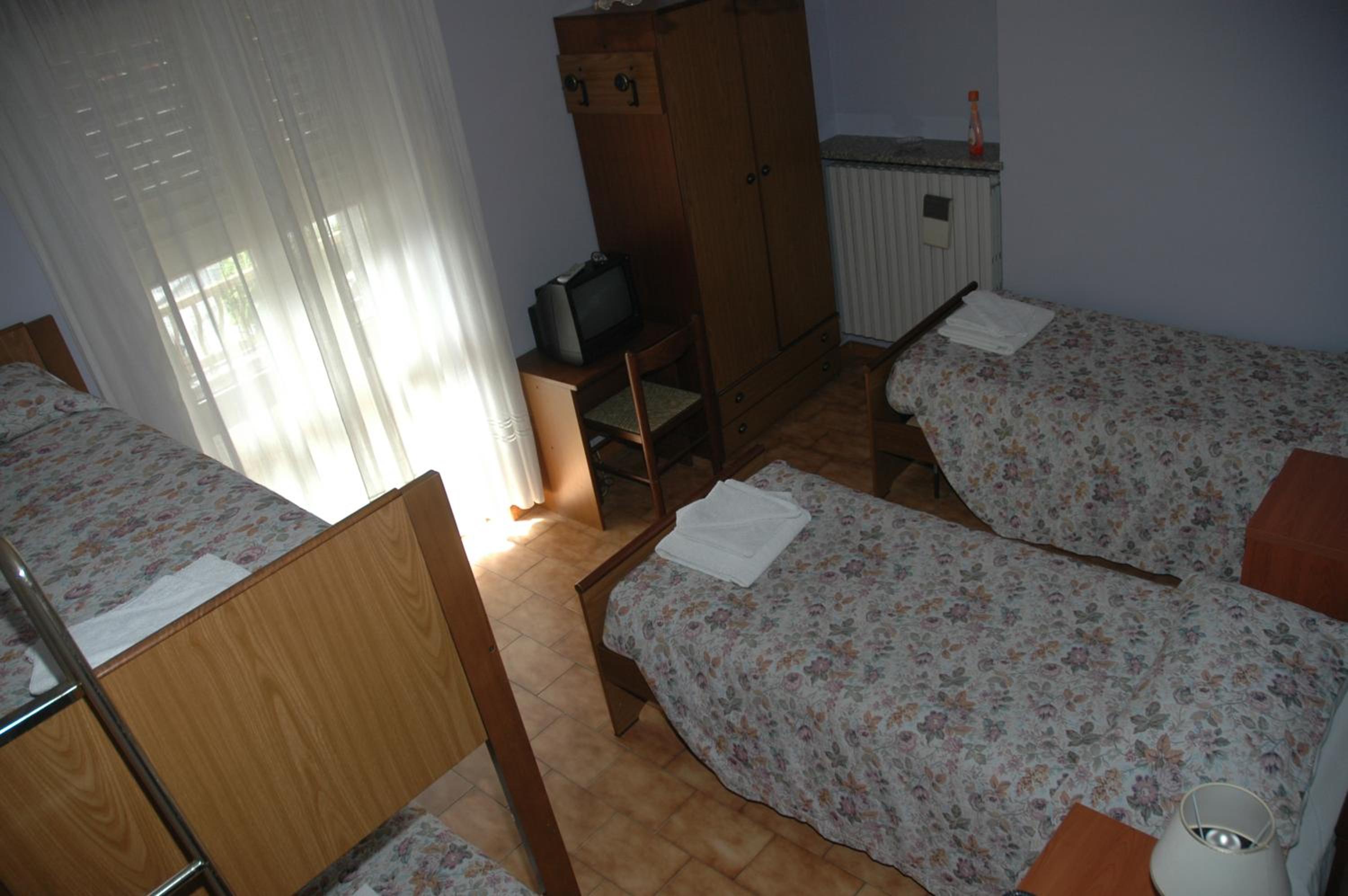 Quadruple Room with Private Bathroom - Photo 4