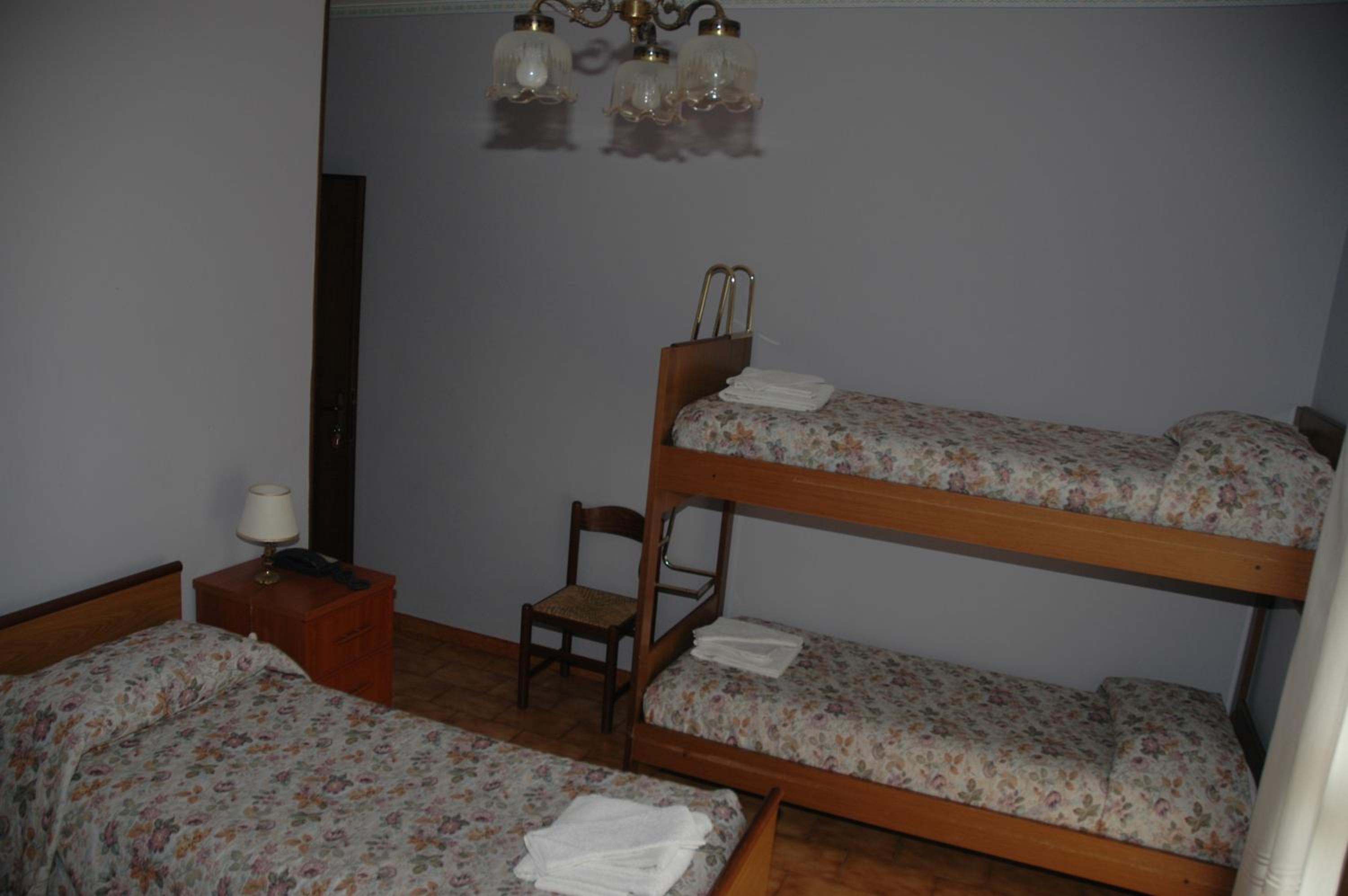 Quadruple Room with Private Bathroom - Photo 2