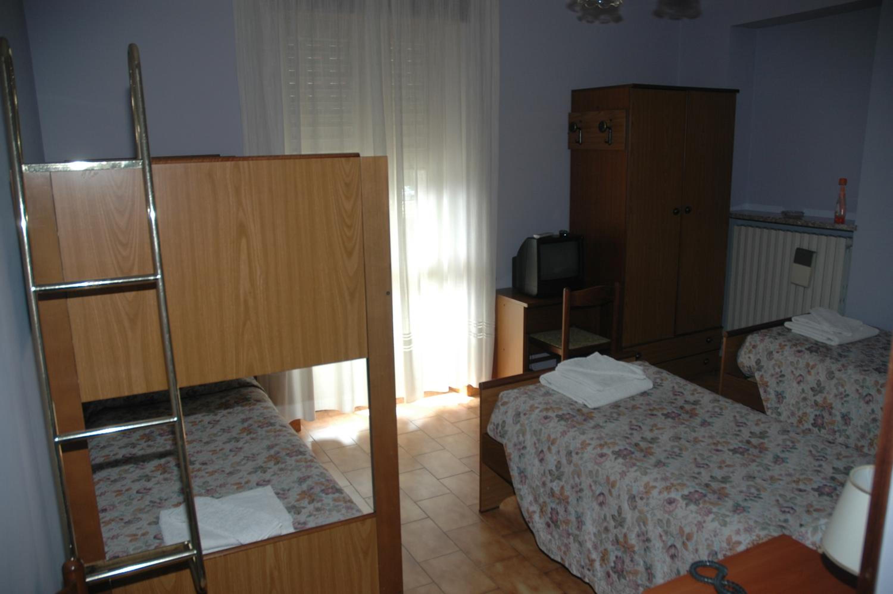 Quadruple Room with Private Bathroom - Photo 1