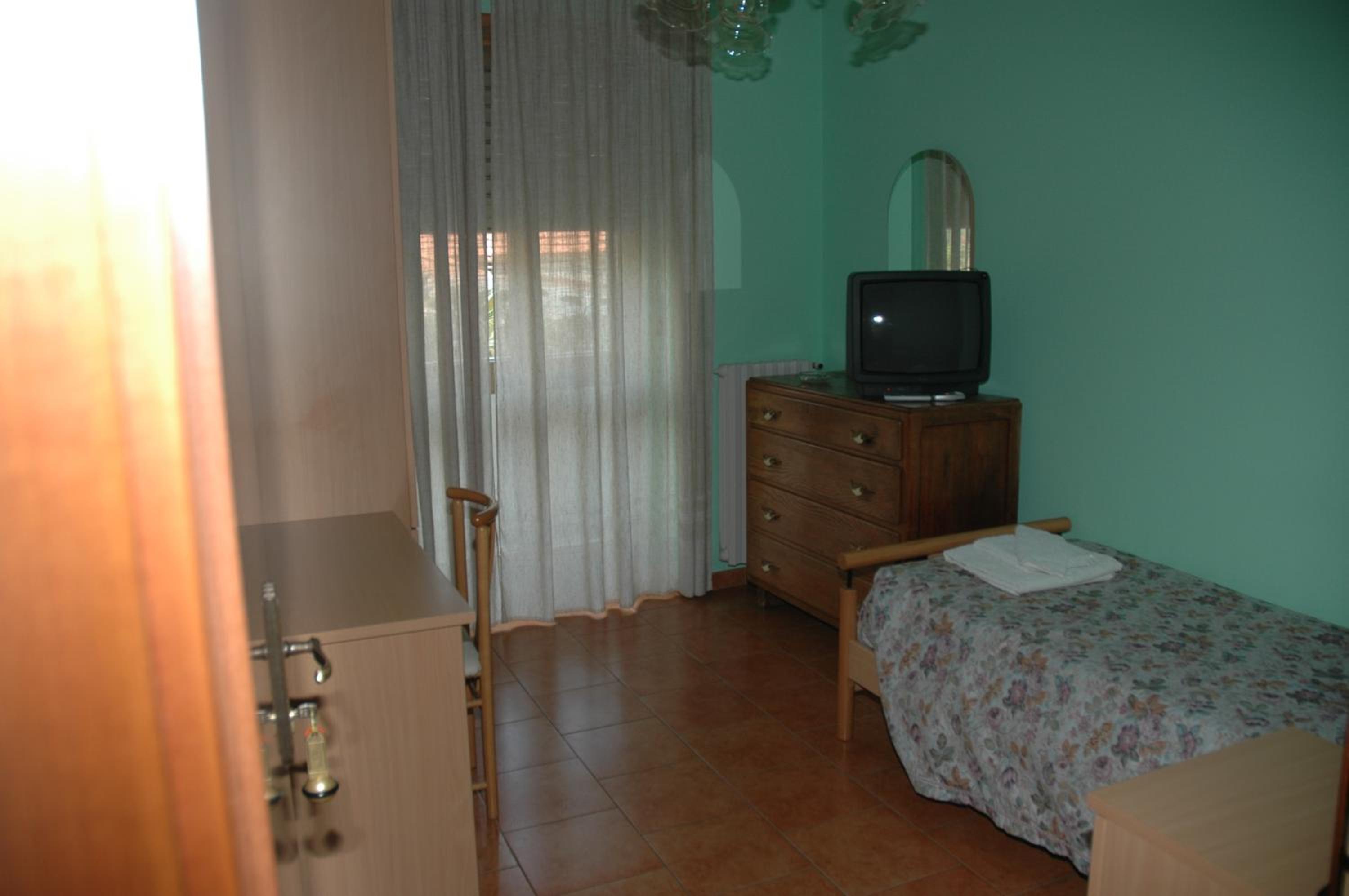 Single Room with Private Bathroom photo 3