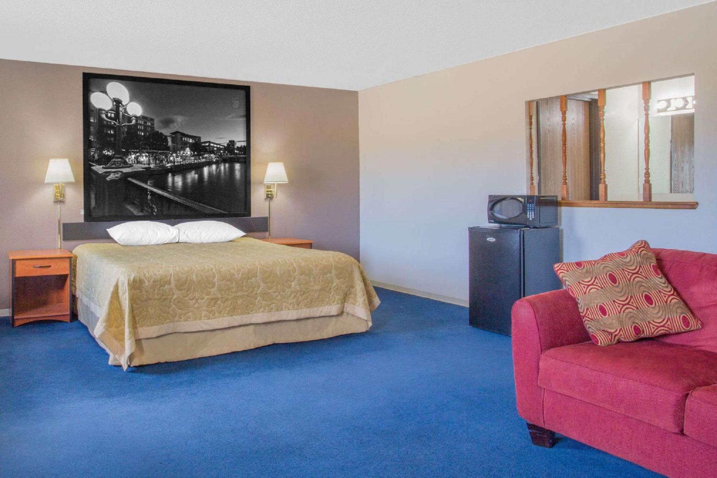Deluxe King Studio Suite - Non-Smoking photo 1